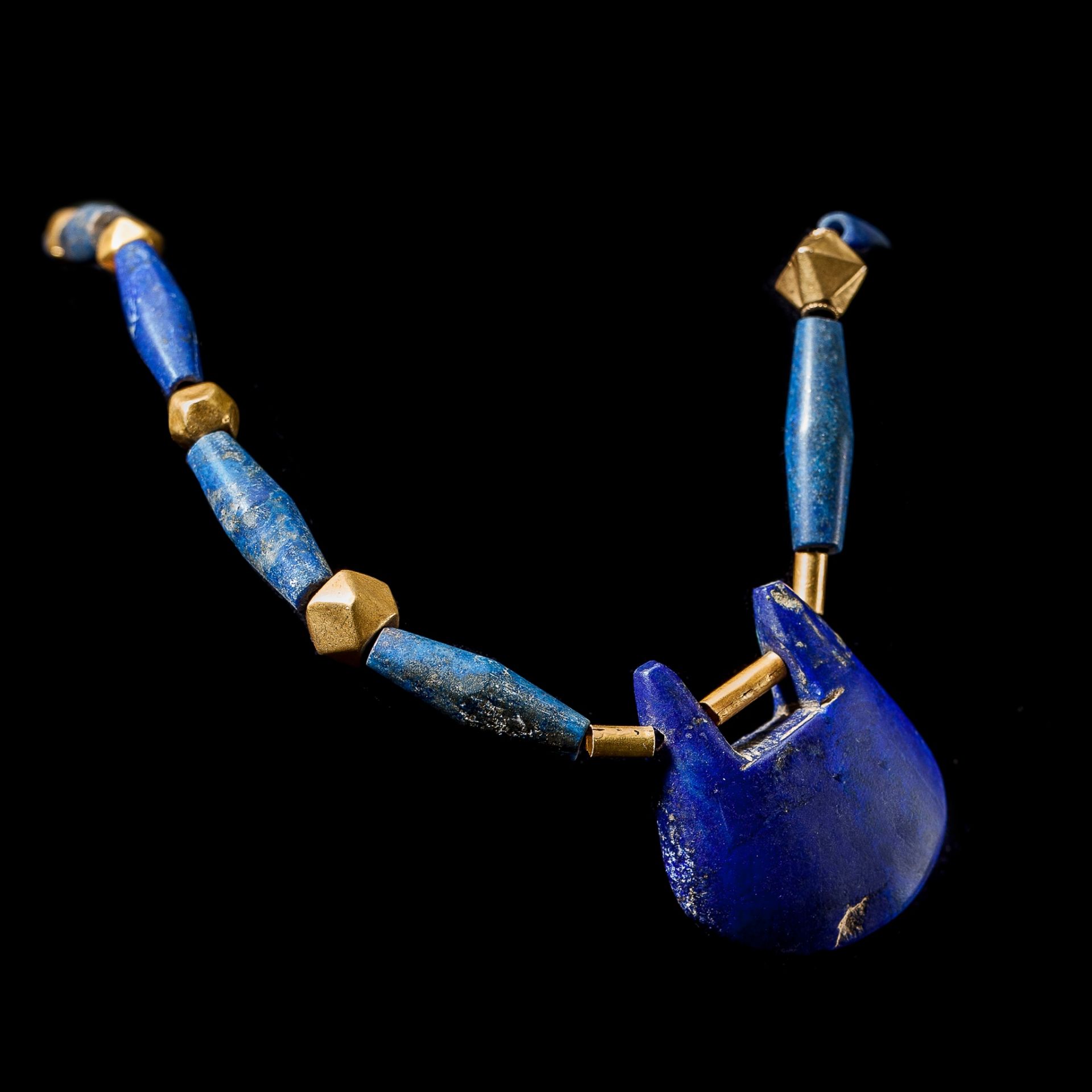 WESTERN ASIATIC LAPIS AND GOLD PENDANT NECKLACE NEAR EAST, 1ST MILLENNIUM B.C. - Image 2 of 2