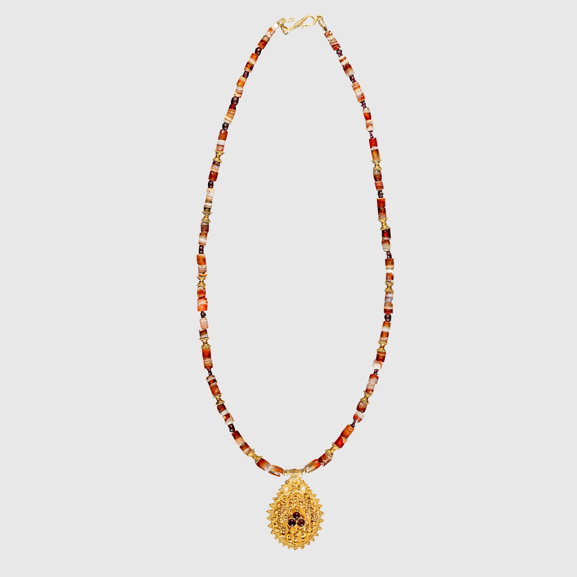 HELLENISTIC AGATE NECKLACE WITH GOLD PENDANT EASTERN MEDITERRANEAN, 3RD - 1ST CENTURY B.C.