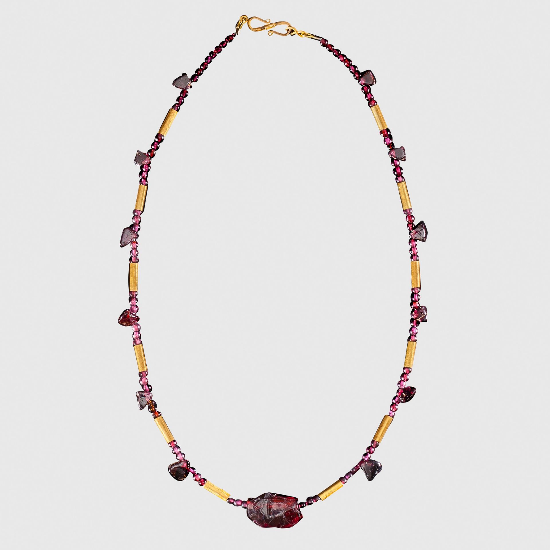 HELLENISTIC AMETHYST AND GOLD NECKLACE EASTERN MEDITERRANEAN, 3RD - 1ST CENTURY B.C.