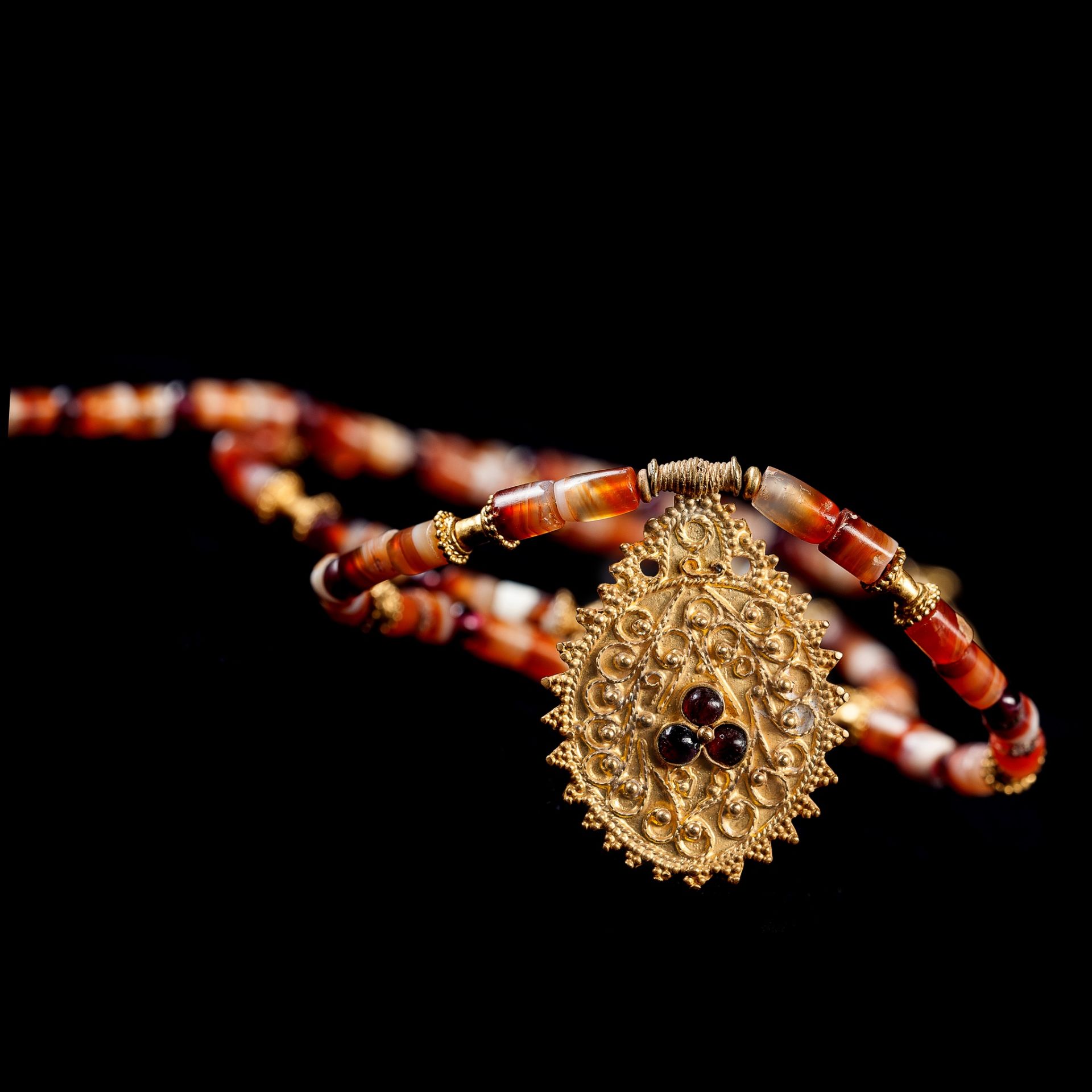 HELLENISTIC AGATE NECKLACE WITH GOLD PENDANT EASTERN MEDITERRANEAN, 3RD - 1ST CENTURY B.C. - Image 2 of 2
