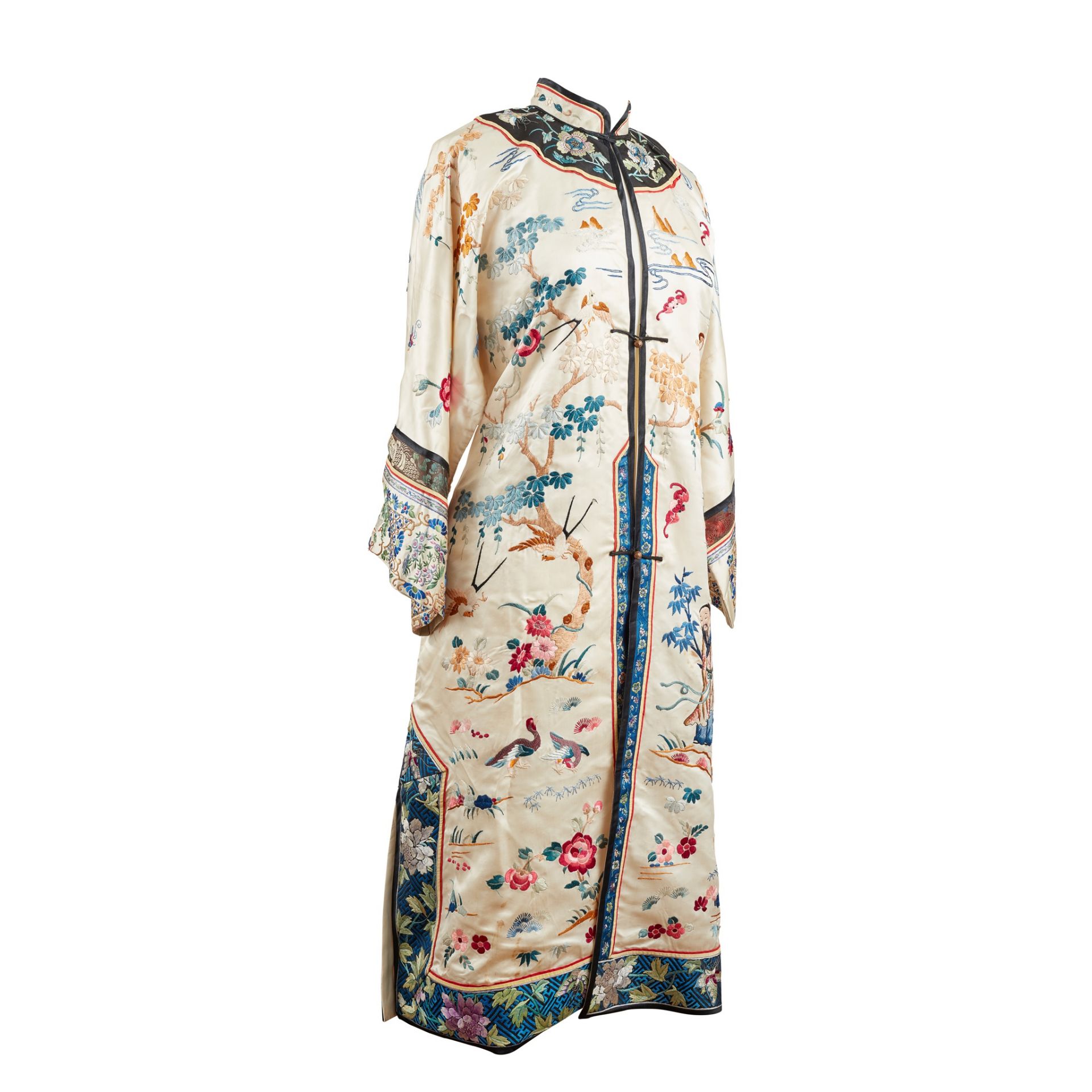 IVORY GROUND SILK EMBROIDERED LADY'S ROBE LATE QING DYNASTY-REPUBLIC PERIOD, 19TH-20TH CENTURY