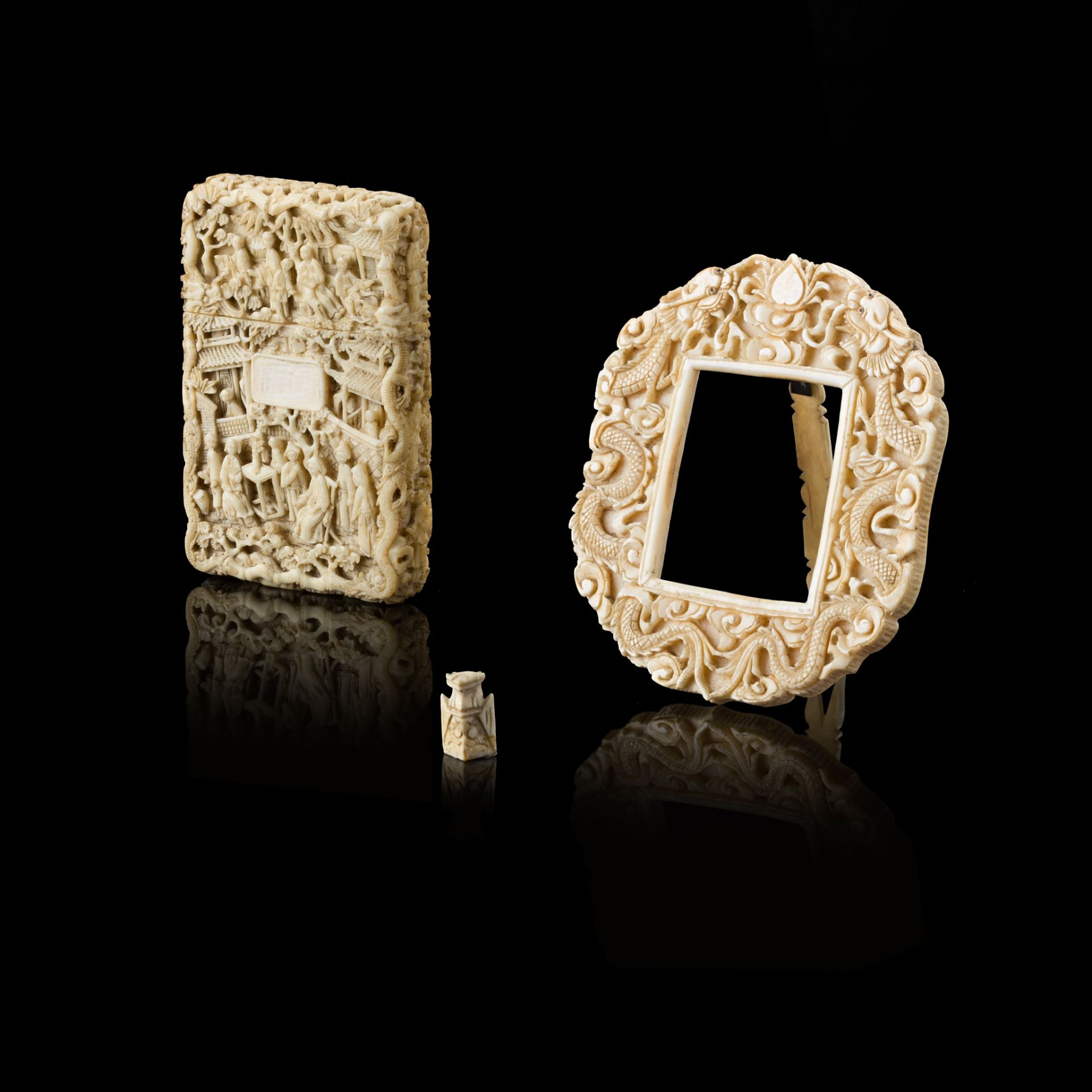 Y GROUP OF THREE CARVED IVORY ARTICLES QING DYNASTY, 19TH CENTURY