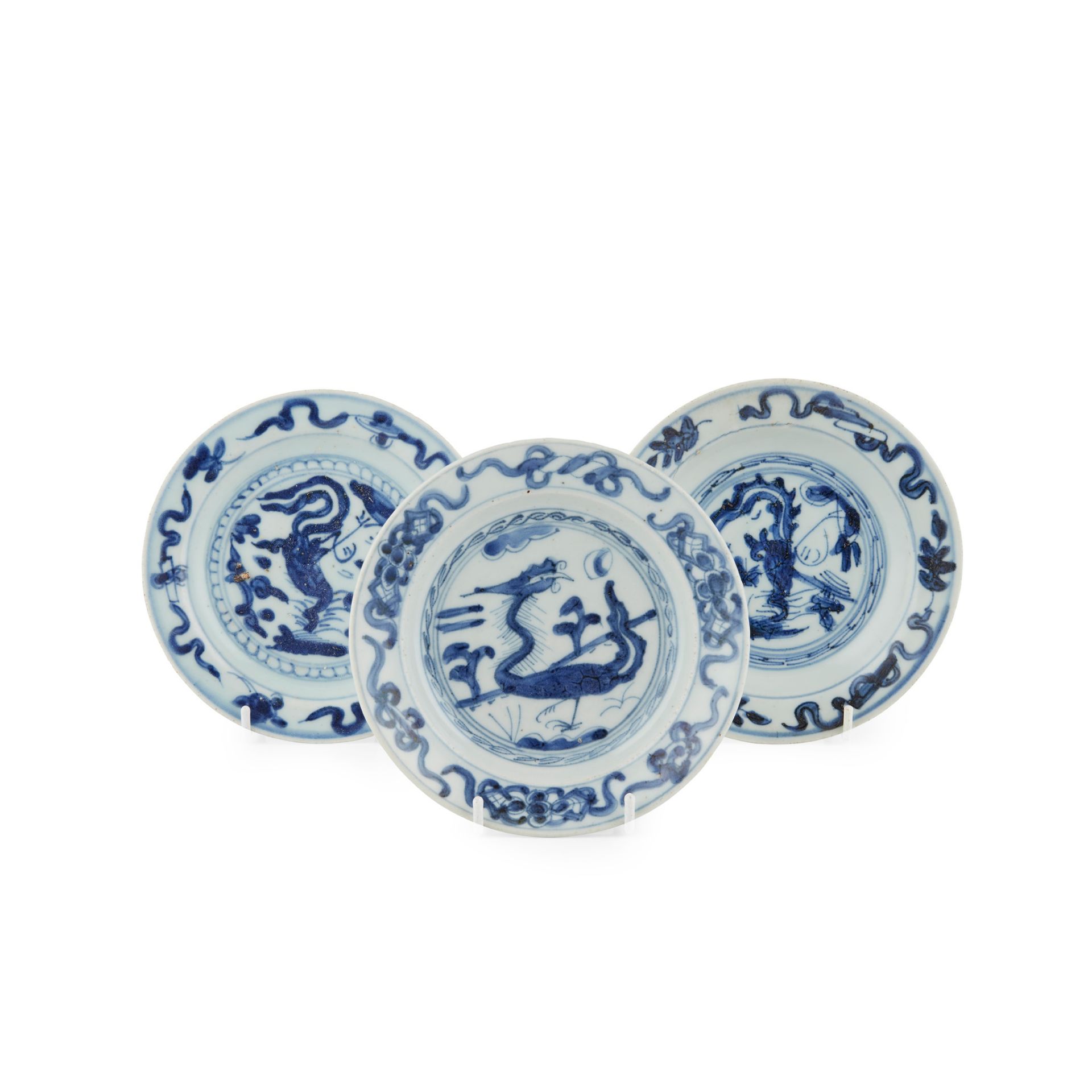 GROUP OF THREE BLUE AND WHITE 'PHEONIX' DISHES MING DYNASTY