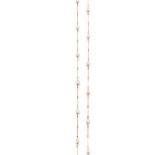 A cultured pearl-set longchain Composed of alternating baton links and 6.8-7.5mm cultured pearls