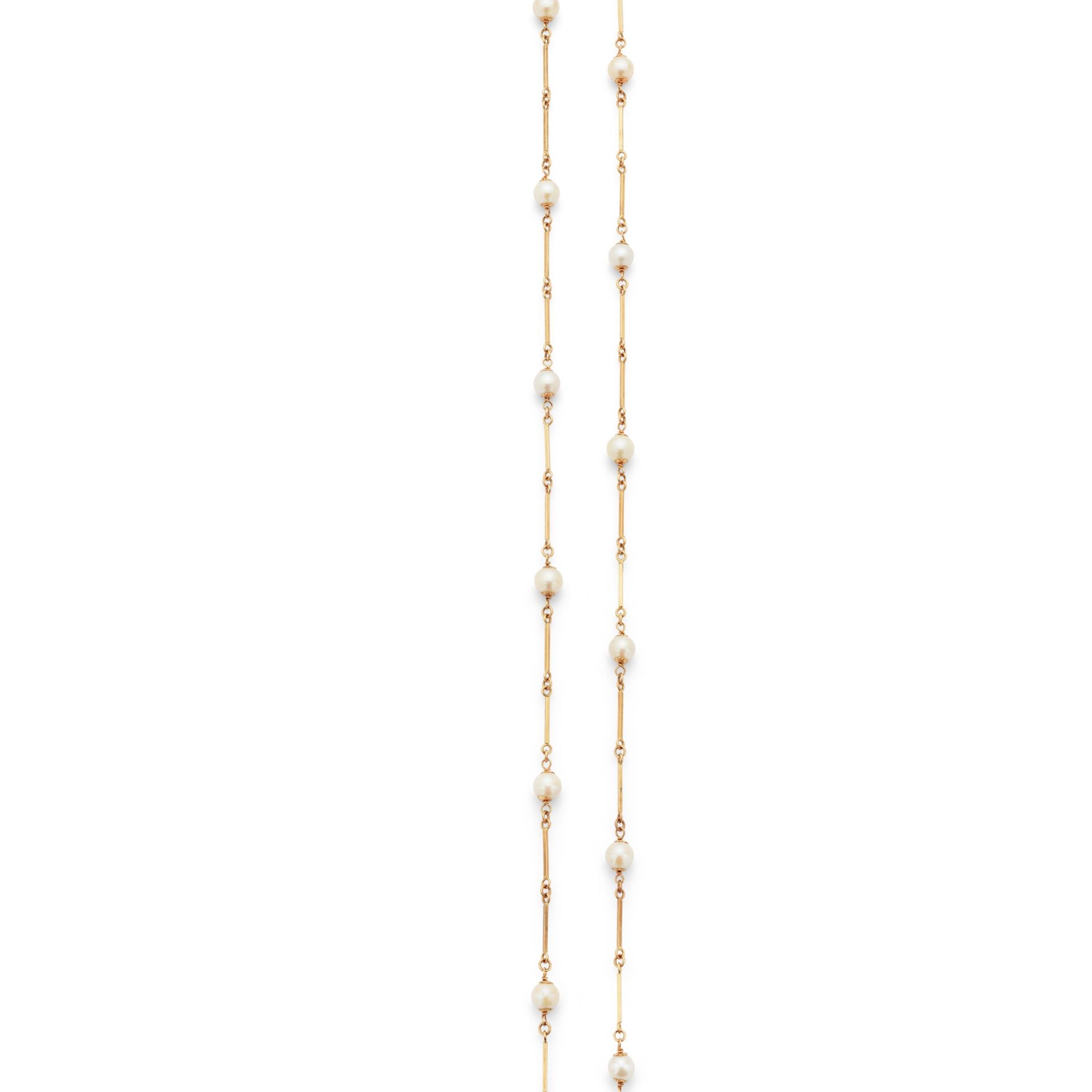 A cultured pearl-set longchain Composed of alternating baton links and 6.8-7.5mm cultured pearls