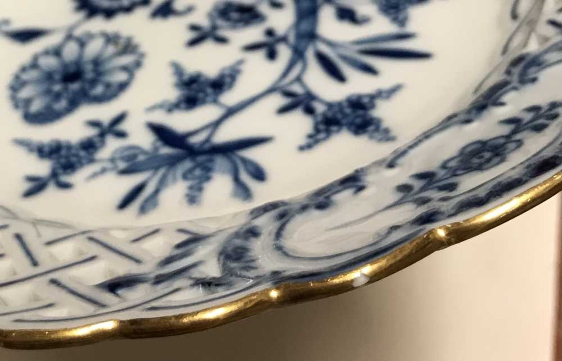 MEISSEN BLUE AND WHITE 'ONION' PATTERN RETICULATED DESSERT SERVICE LATE 19TH CENTURY AND LATER - Image 3 of 23