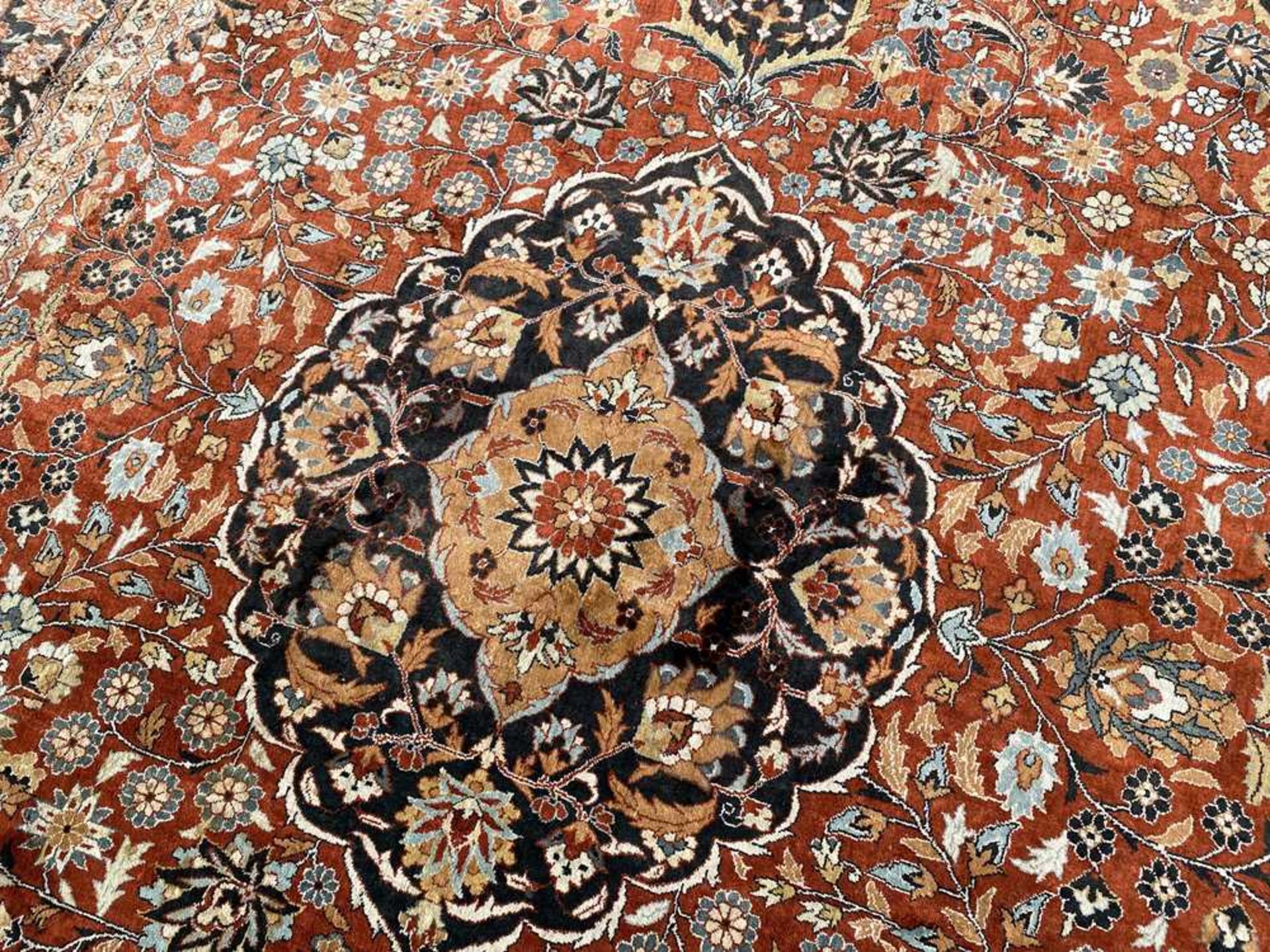 PERSIAN STYLE SILK RUG LATE 20TH CENTURY - Image 2 of 7