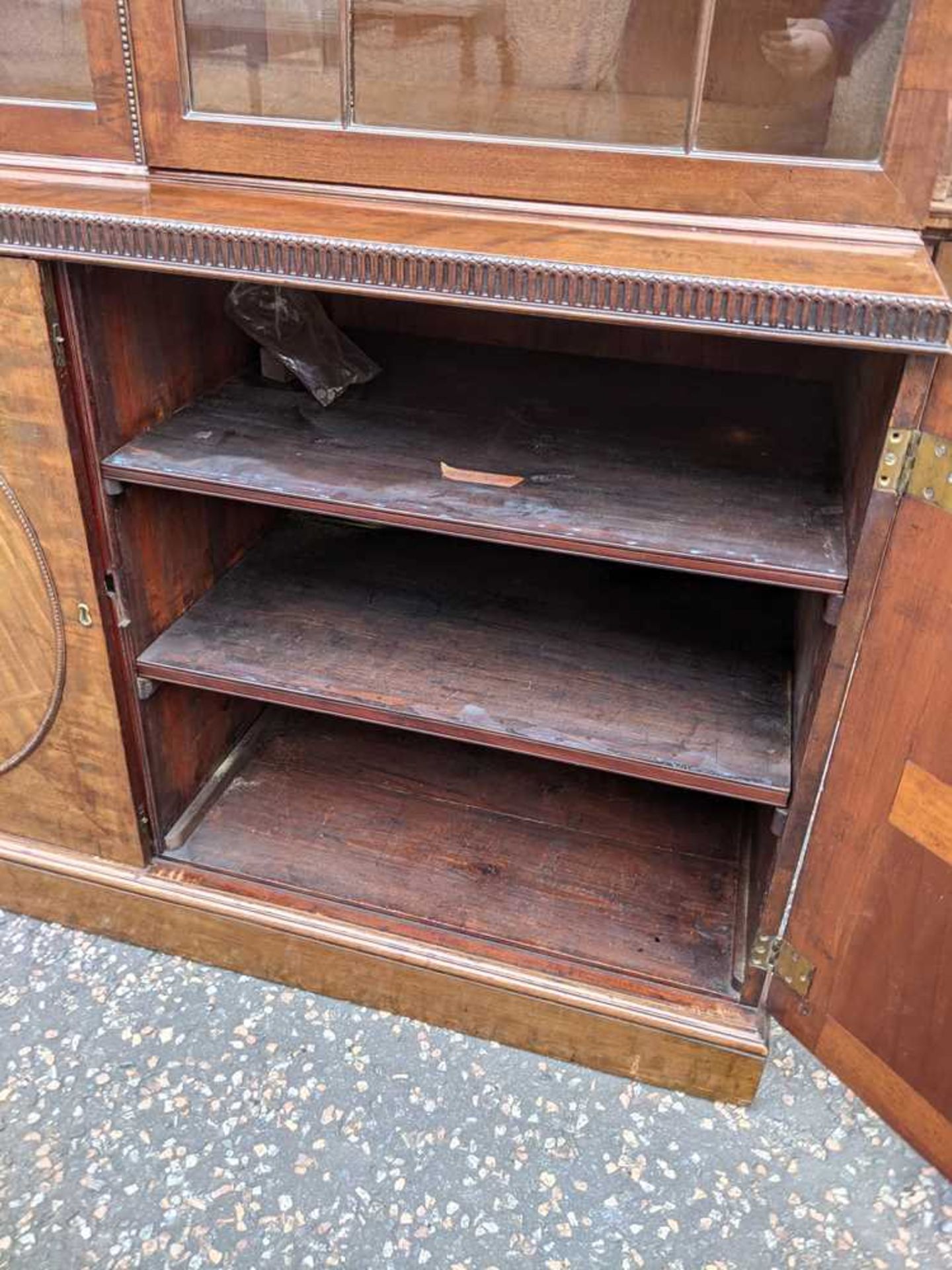 SCOTTISH GEORGE III MAHOGANY BOOKCASE CABINET, ATTRIBUTED TO THE WORKSHOP OF FRANCIS AND WILLIAM BRO - Bild 20 aus 21