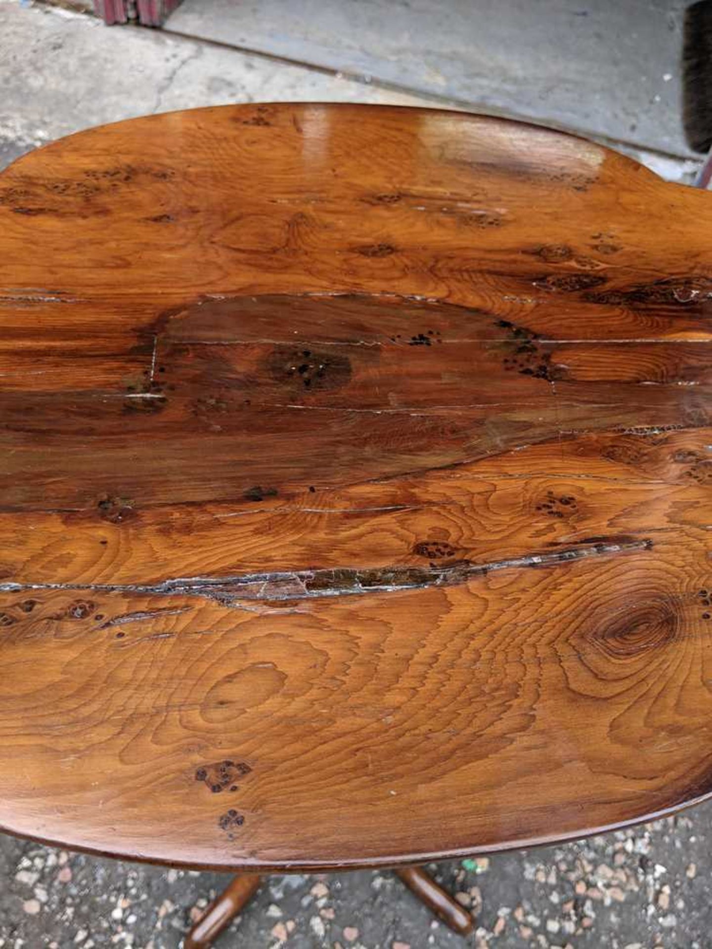 PROVINCIAL YEW WOOD OCCASIONAL TABLE EARLY 19TH CENTURY - Bild 4 aus 8