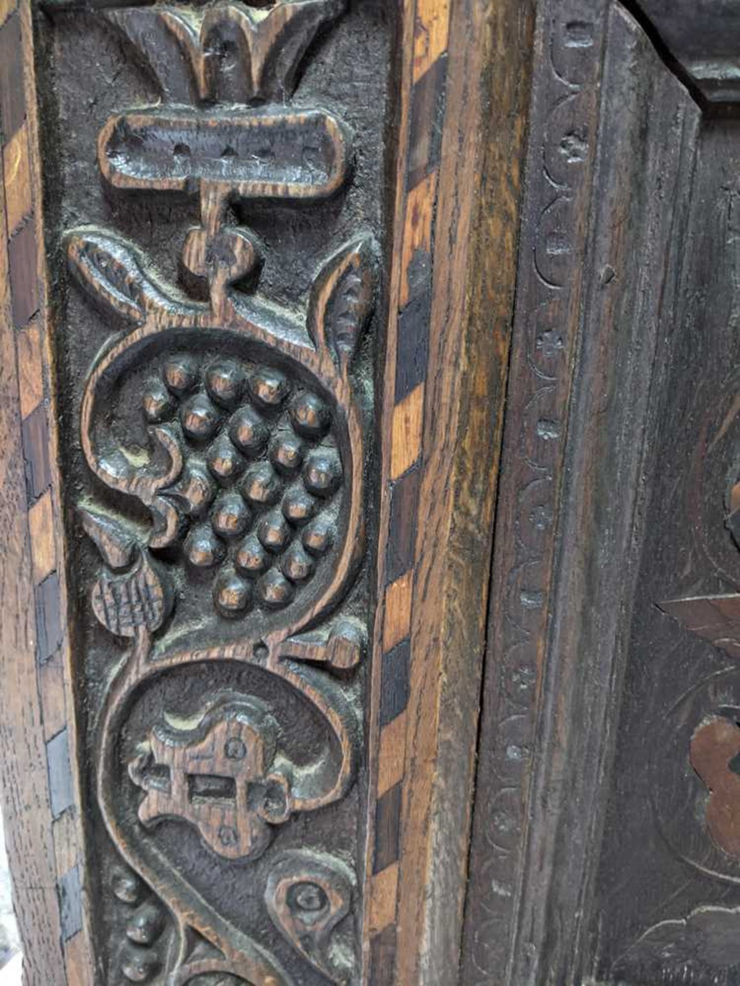CARVED OAK AND MARQUETRY MULE CHEST 17TH CENTURY - Image 12 of 24