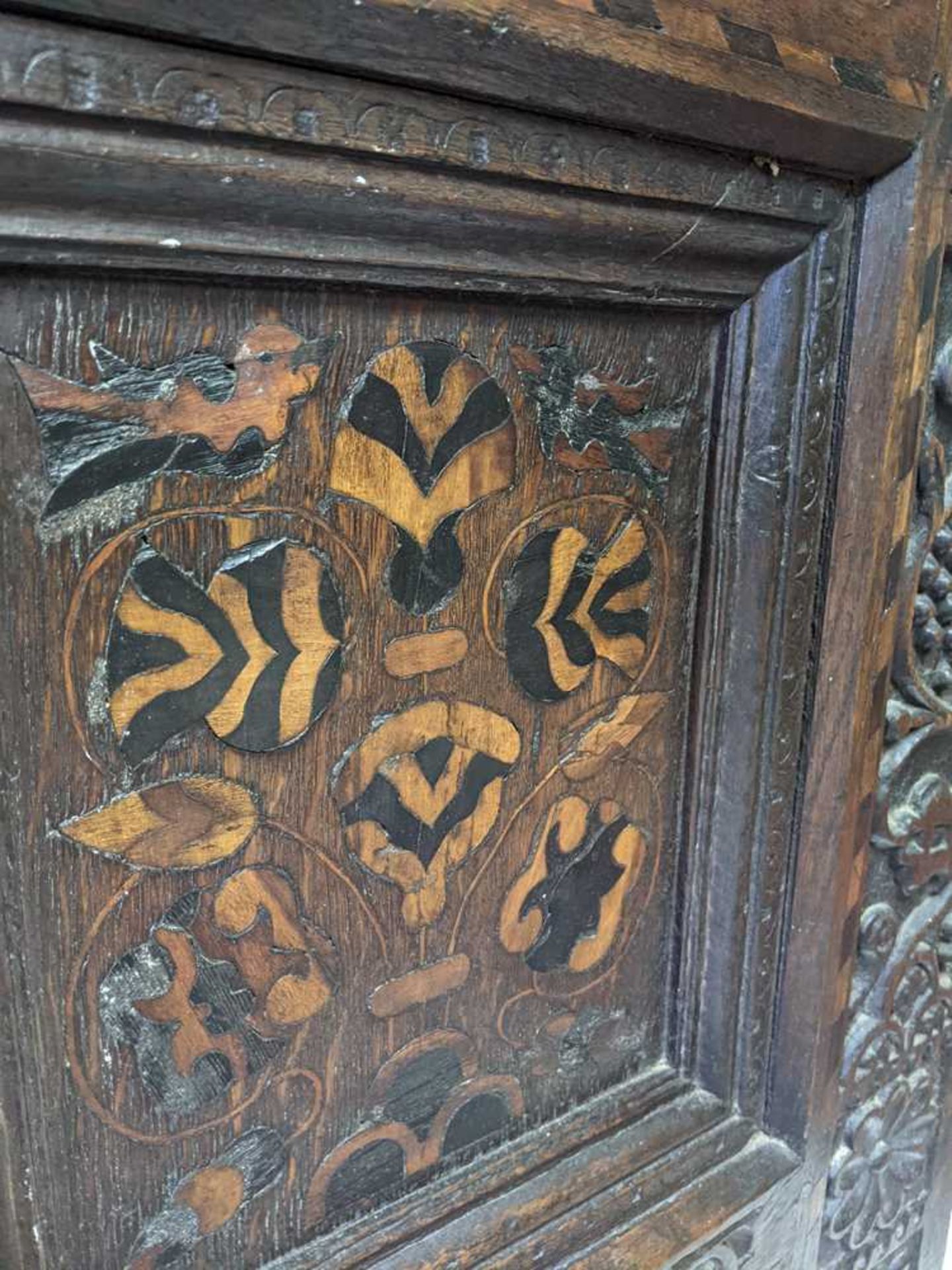 CARVED OAK AND MARQUETRY MULE CHEST 17TH CENTURY - Bild 10 aus 24