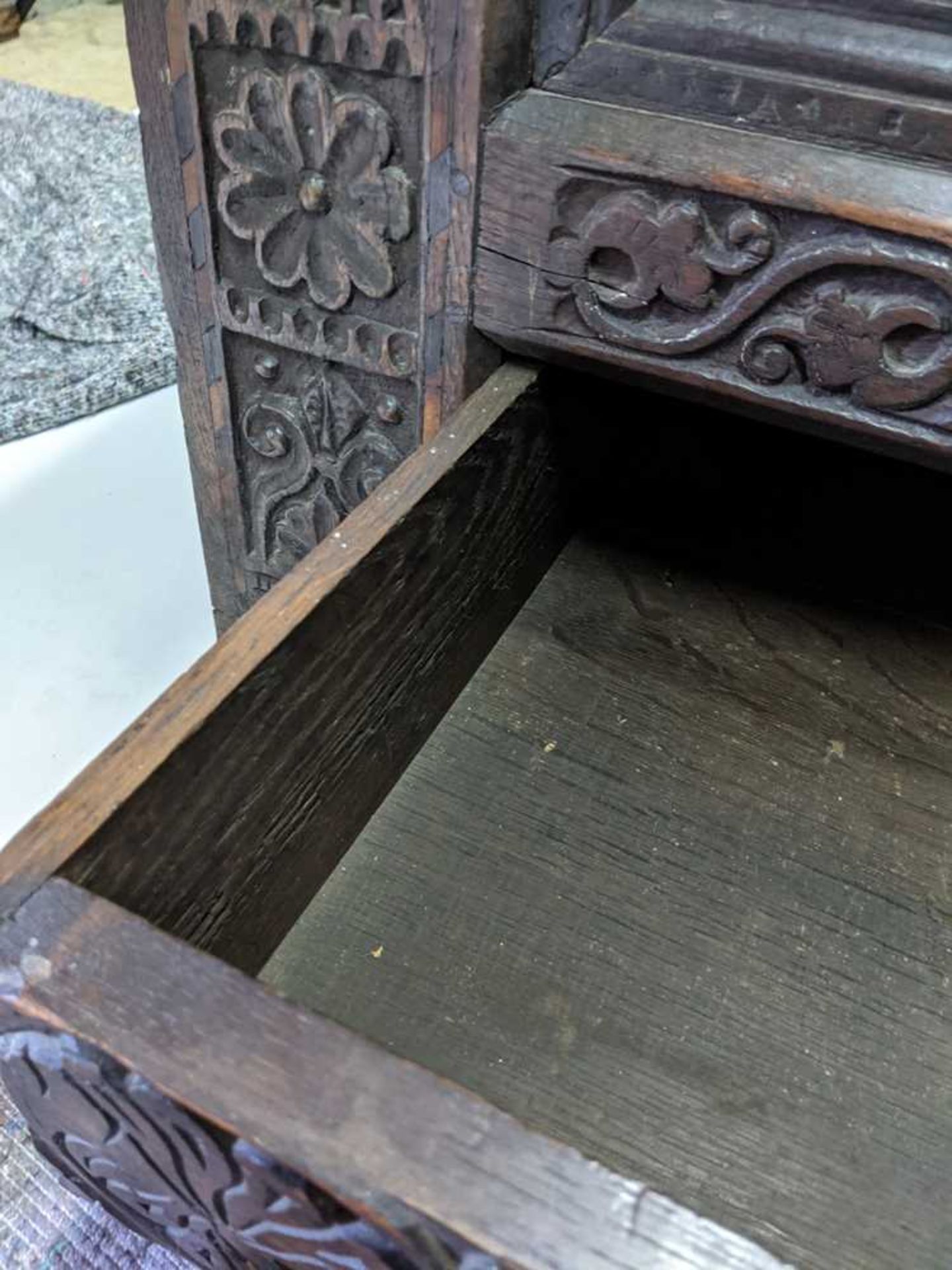 CARVED OAK AND MARQUETRY MULE CHEST 17TH CENTURY - Image 19 of 24