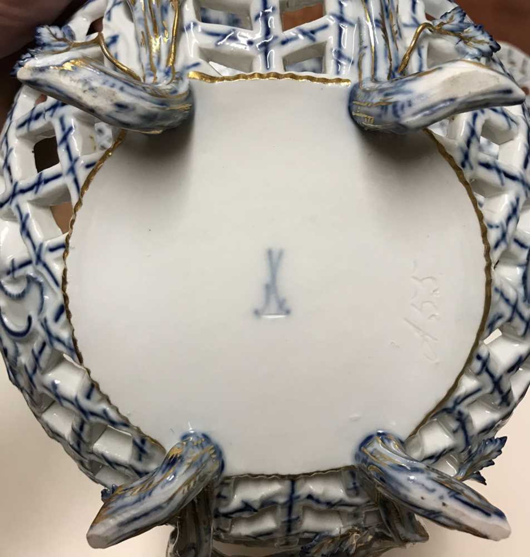 MEISSEN BLUE AND WHITE 'ONION' PATTERN RETICULATED DESSERT SERVICE LATE 19TH CENTURY AND LATER - Image 18 of 23