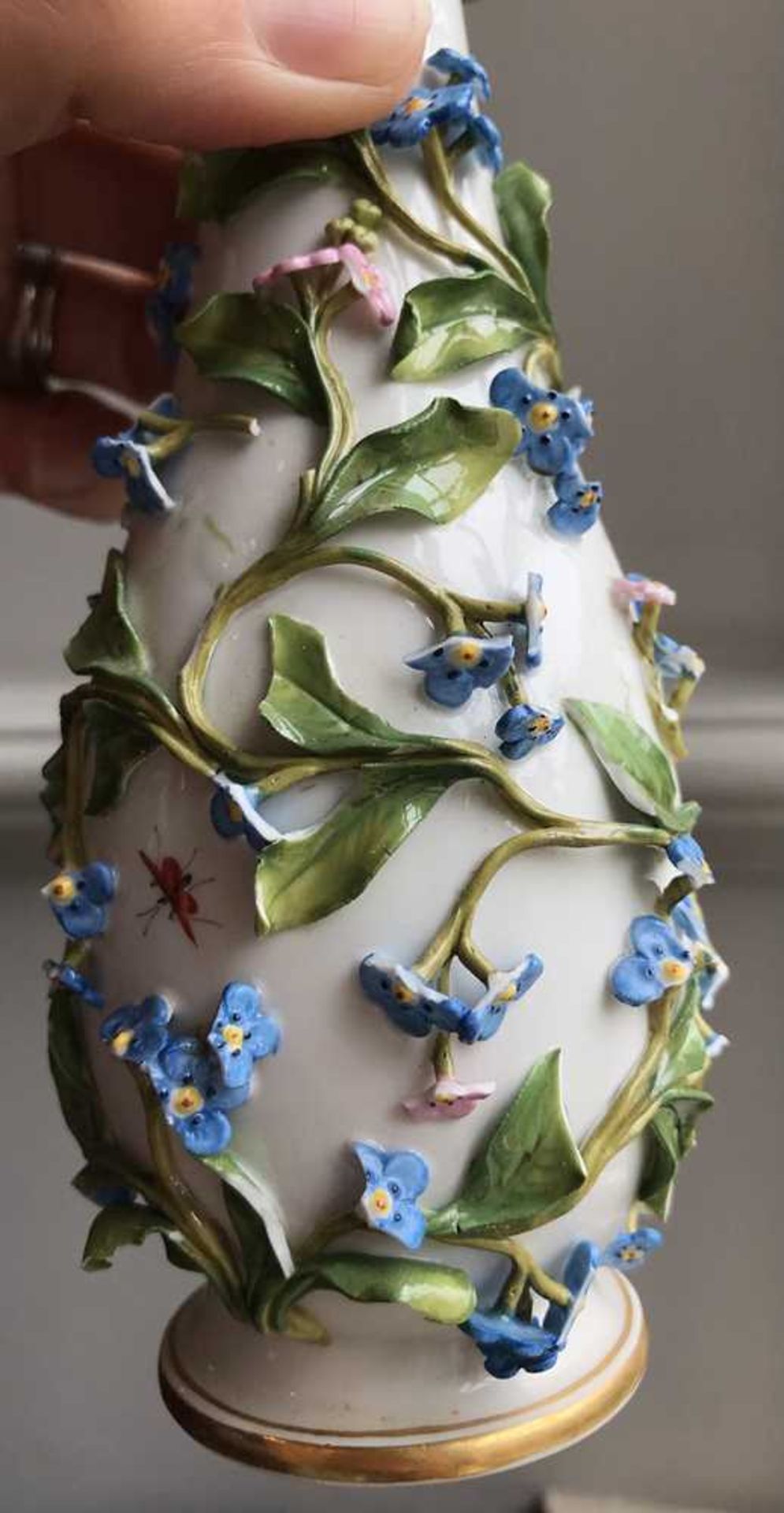 GROUP OF MEISSEN FLORAL PAINTED AND FOLIATE ENCRUSTED PORCELAIN 19TH CENTURY - Image 7 of 12