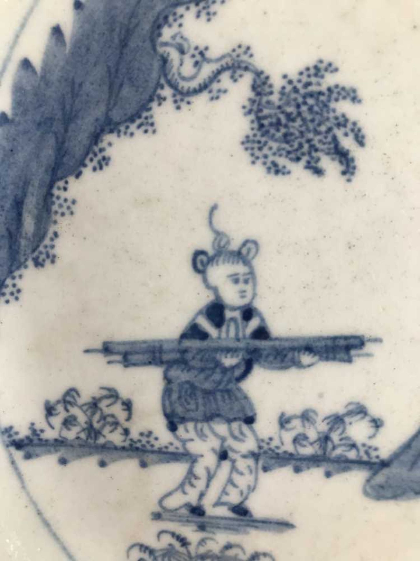 BOW OCTAGONAL GOLFER AND CADDY PATTERN BLUE PAINTED PLATE CIRCA 1760 - Image 5 of 9