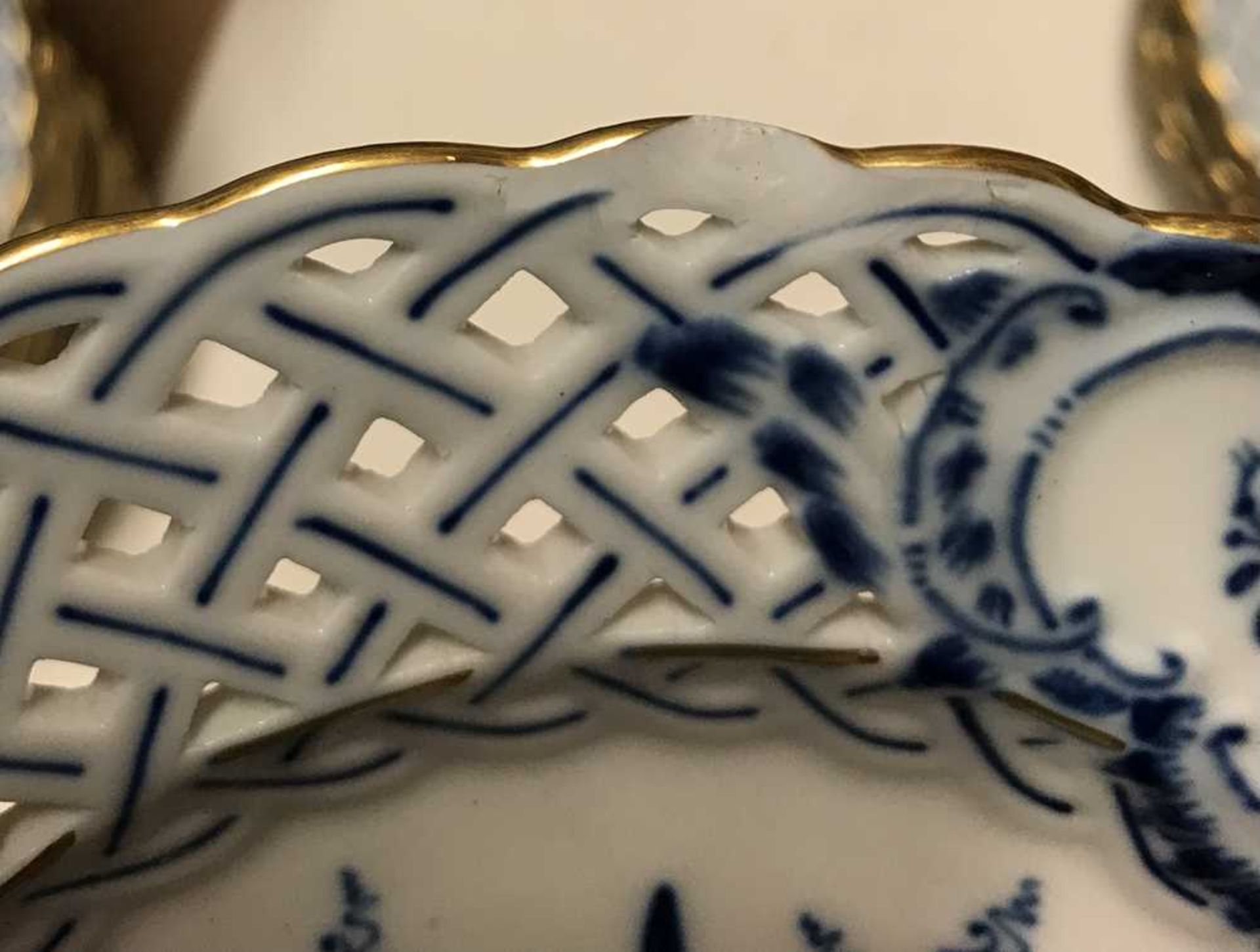 MEISSEN BLUE AND WHITE 'ONION' PATTERN RETICULATED DESSERT SERVICE LATE 19TH CENTURY AND LATER - Image 15 of 23