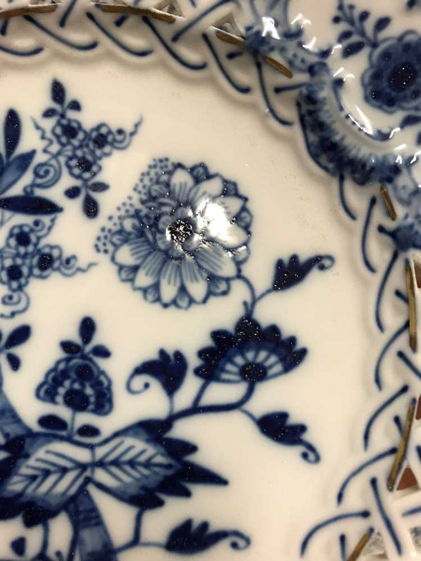 MEISSEN BLUE AND WHITE 'ONION' PATTERN RETICULATED DESSERT SERVICE LATE 19TH CENTURY AND LATER - Image 6 of 23