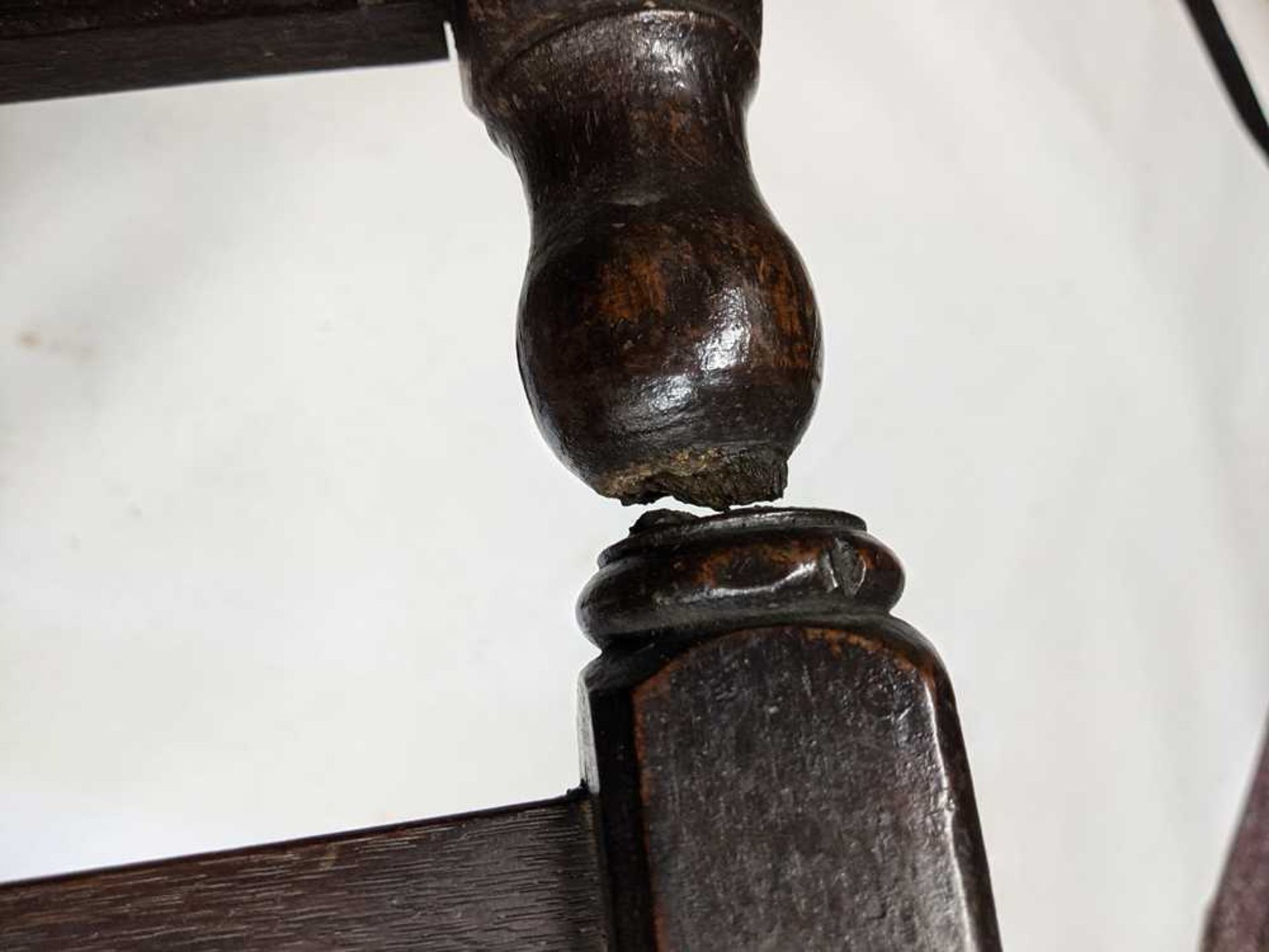 PAIR OF CHARLES II OAK HALL CHAIRS 17TH CENTURY - Bild 16 aus 17