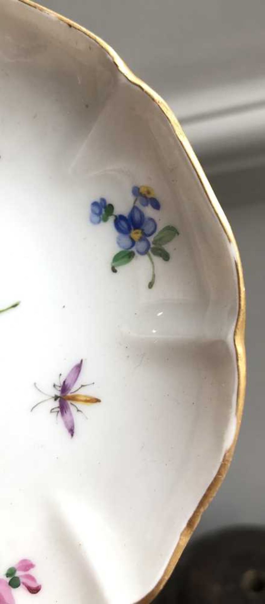 GROUP OF MEISSEN FLORAL PAINTED AND FOLIATE ENCRUSTED PORCELAIN 19TH CENTURY - Image 10 of 12