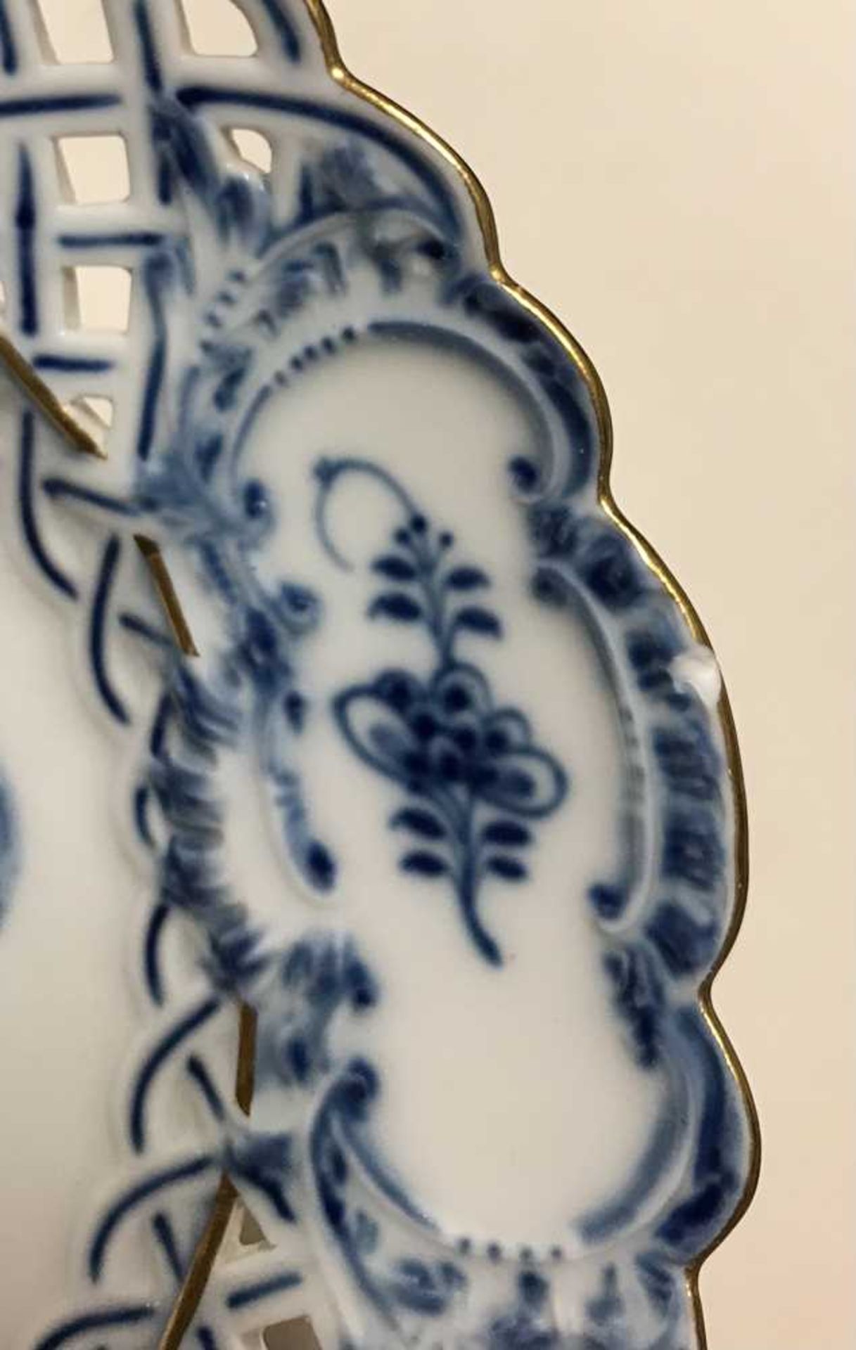 MEISSEN BLUE AND WHITE 'ONION' PATTERN RETICULATED DESSERT SERVICE LATE 19TH CENTURY AND LATER - Image 22 of 23