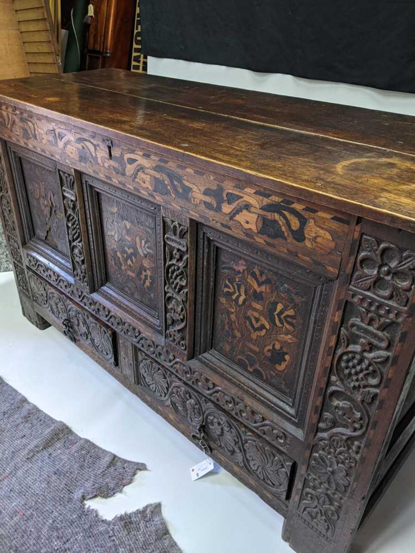 CARVED OAK AND MARQUETRY MULE CHEST 17TH CENTURY - Bild 22 aus 24