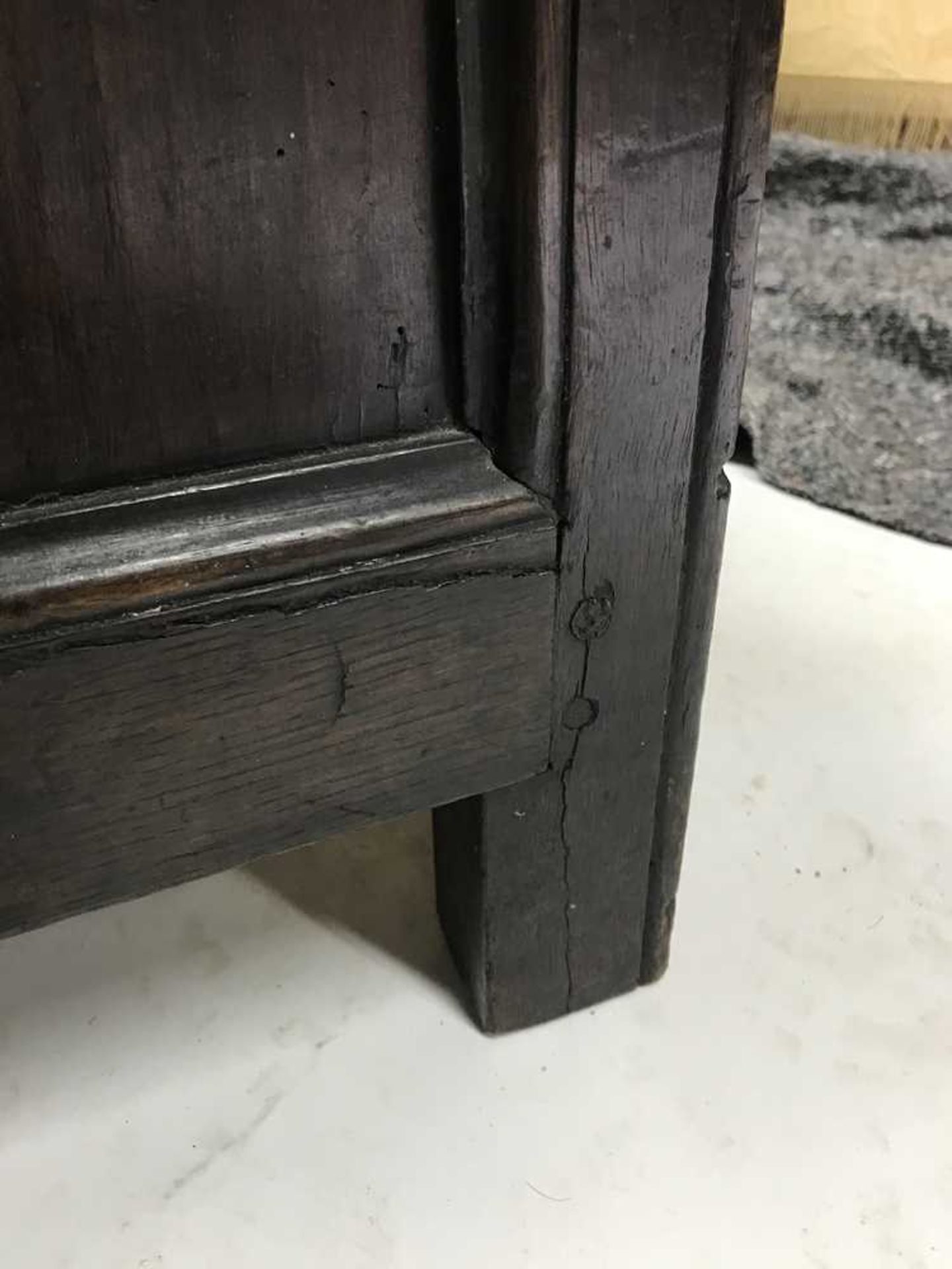 EARLY GEORGIAN THREE PANEL OAK COFFER DATED 1718 - Bild 11 aus 15