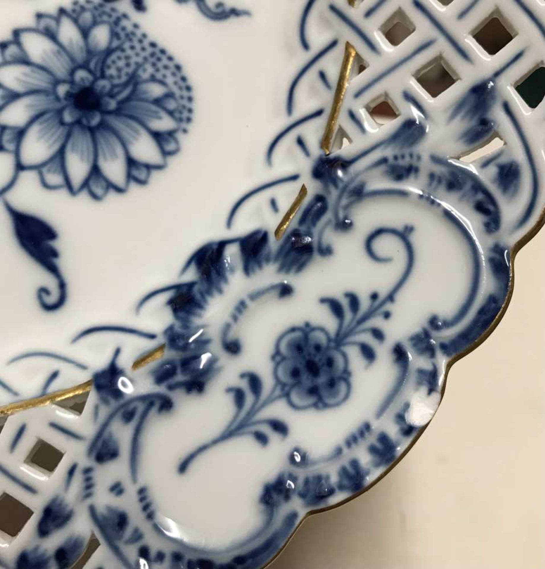 MEISSEN BLUE AND WHITE 'ONION' PATTERN RETICULATED DESSERT SERVICE LATE 19TH CENTURY AND LATER - Image 23 of 23
