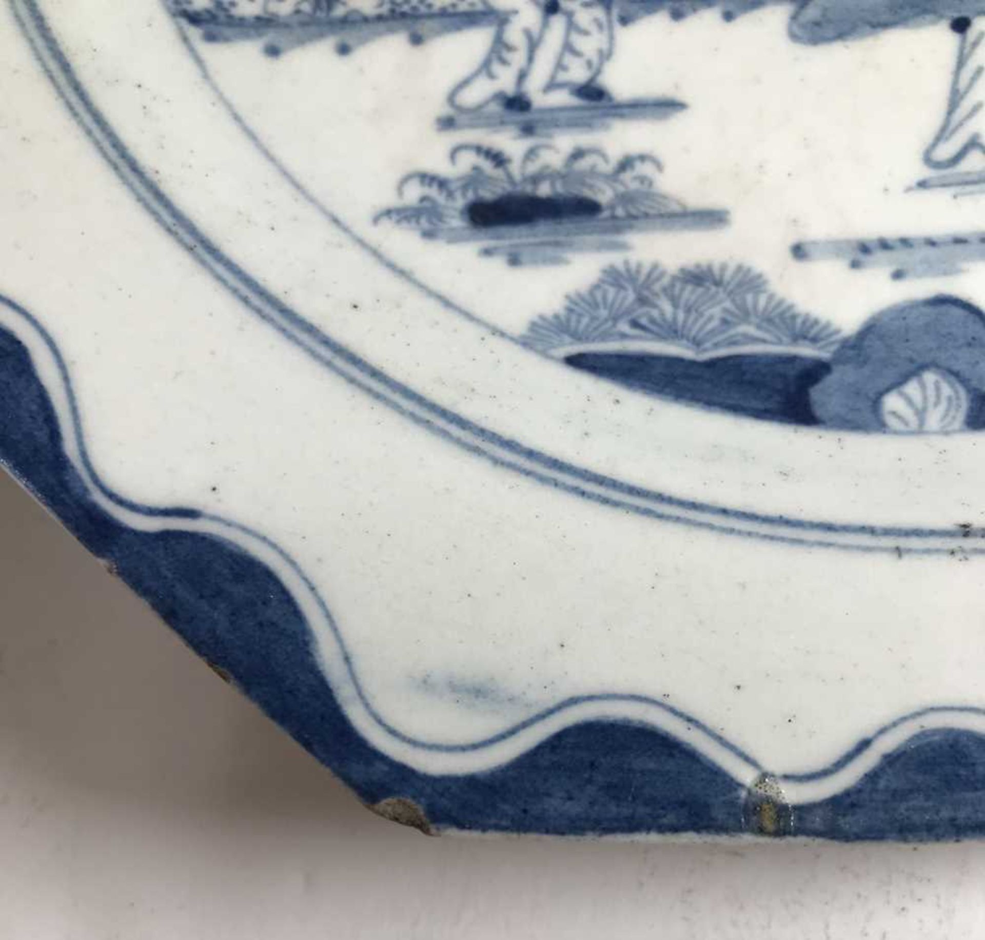 BOW OCTAGONAL GOLFER AND CADDY PATTERN BLUE PAINTED PLATE CIRCA 1760 - Image 8 of 9