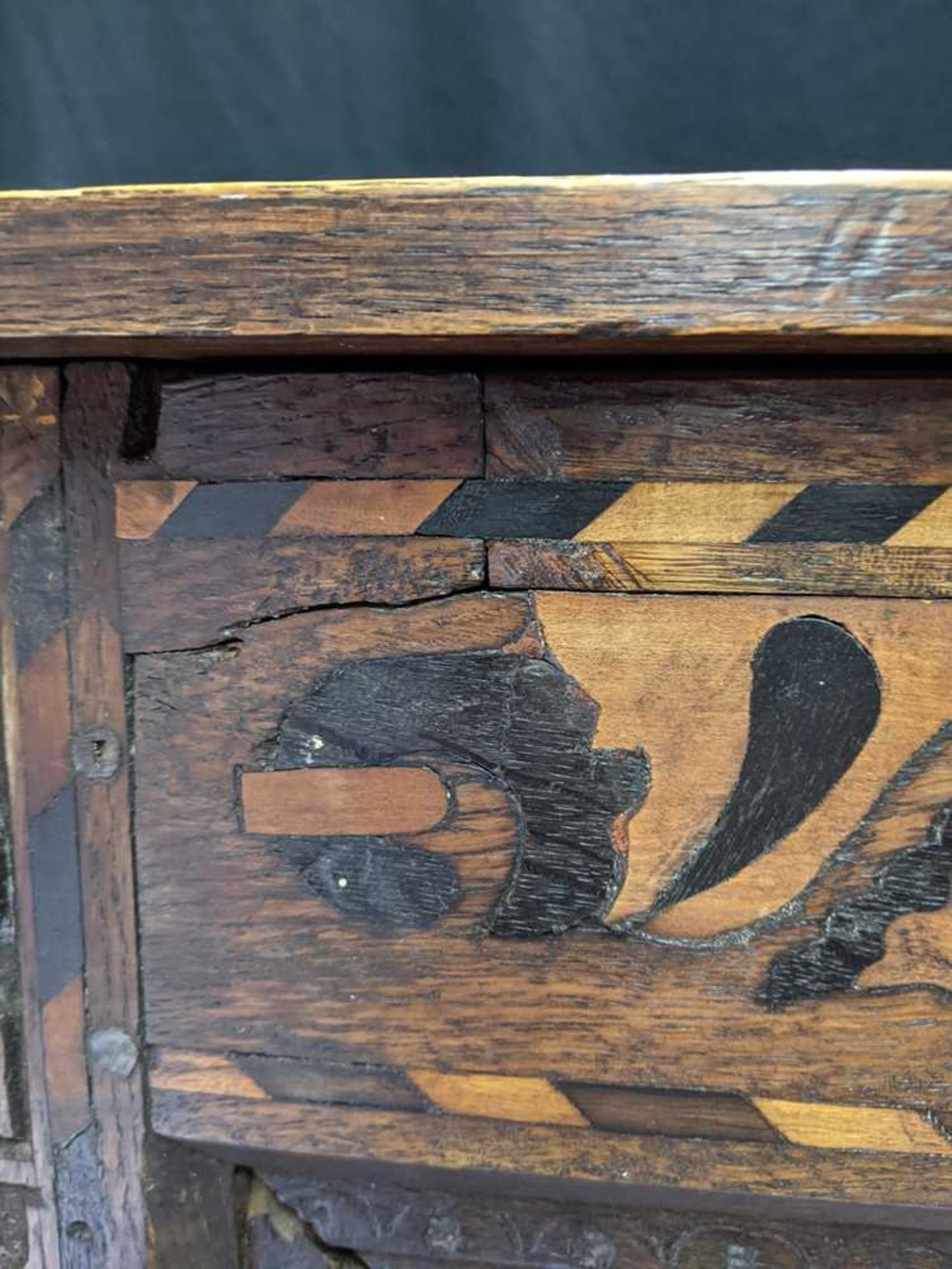 CARVED OAK AND MARQUETRY MULE CHEST 17TH CENTURY - Bild 14 aus 24
