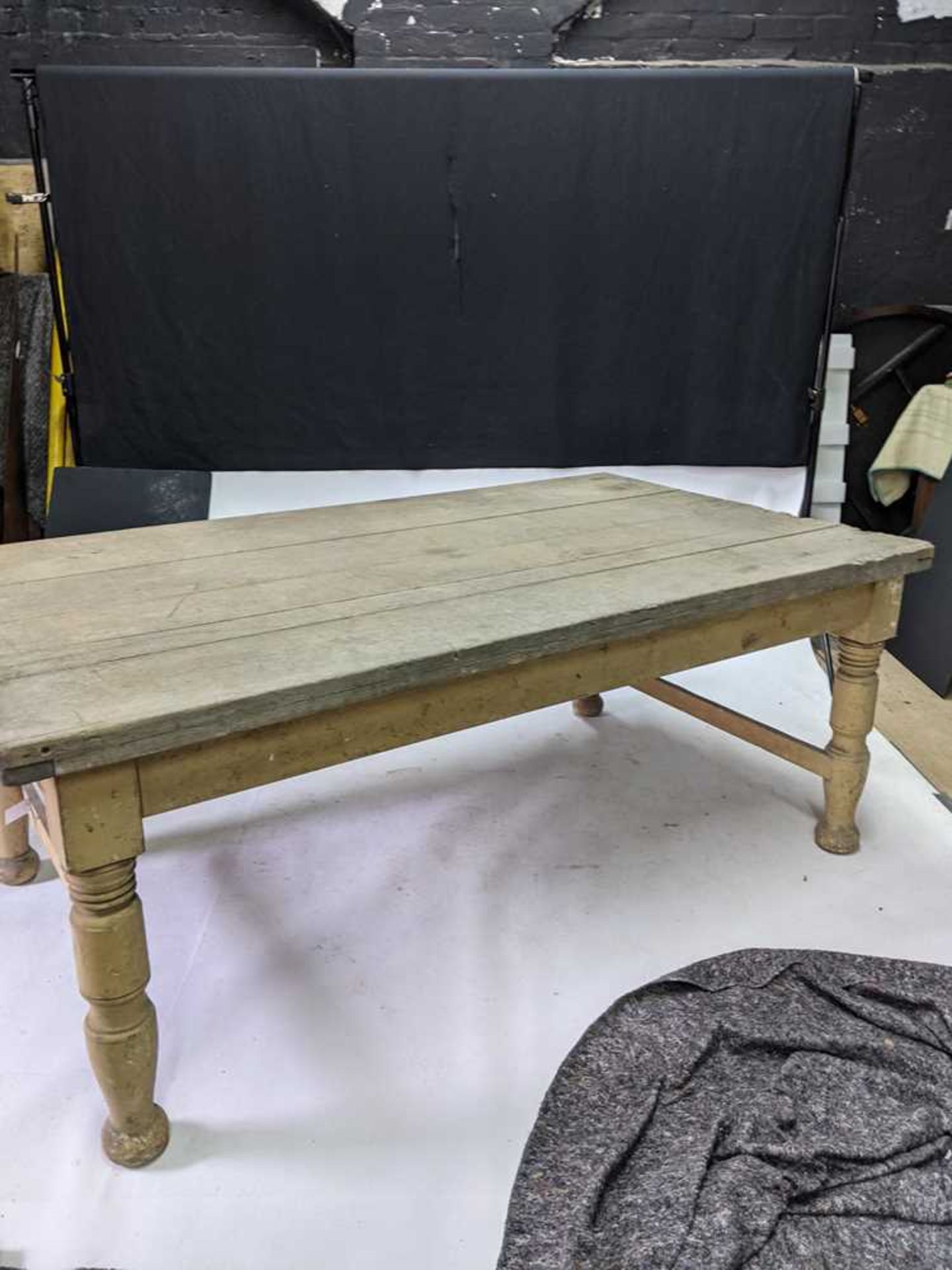 LARGE PAINTED PINE AND DEAL SCULLERY TABLE 19TH CENTURY - Image 6 of 15
