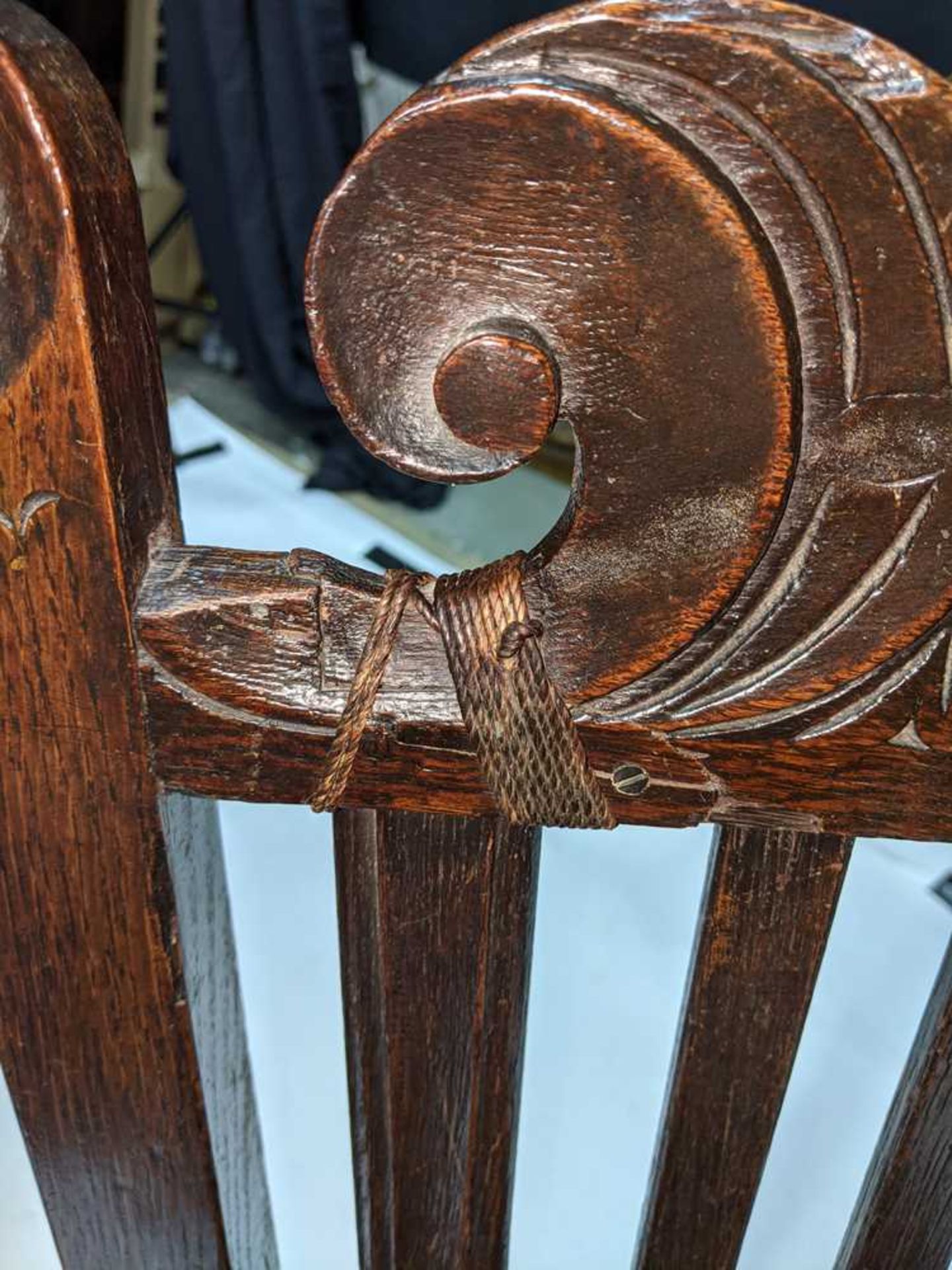 PAIR OF CHARLES II OAK HALL CHAIRS 17TH CENTURY - Bild 4 aus 17