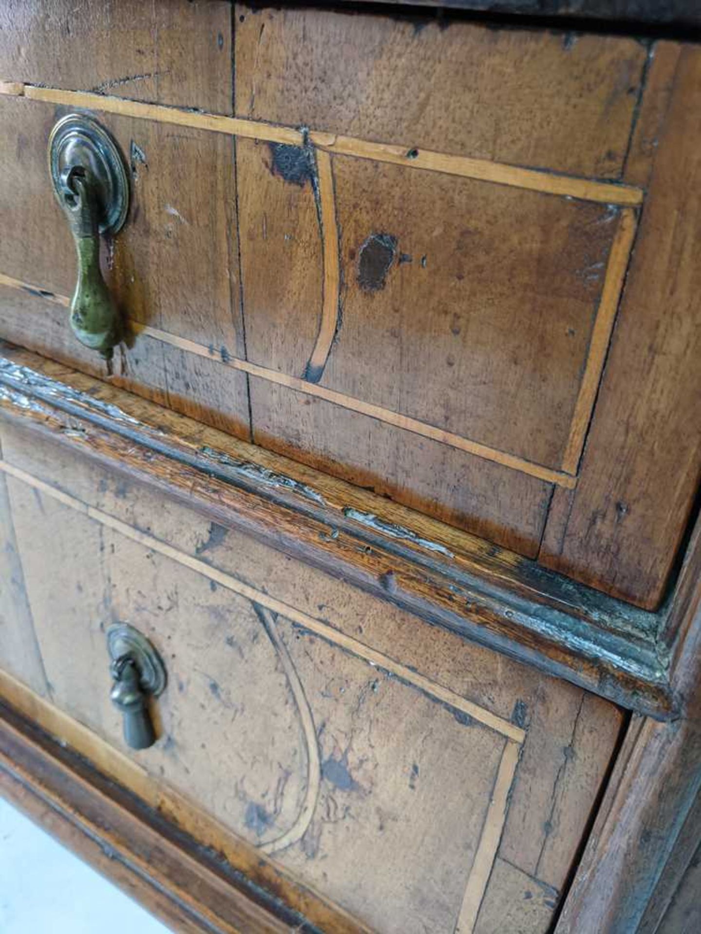 WILLIAM AND MARY WALUT AND OAK LINED INLAID CHEST OF DRAWERS LATE 17TH CENTURY - Bild 14 aus 17