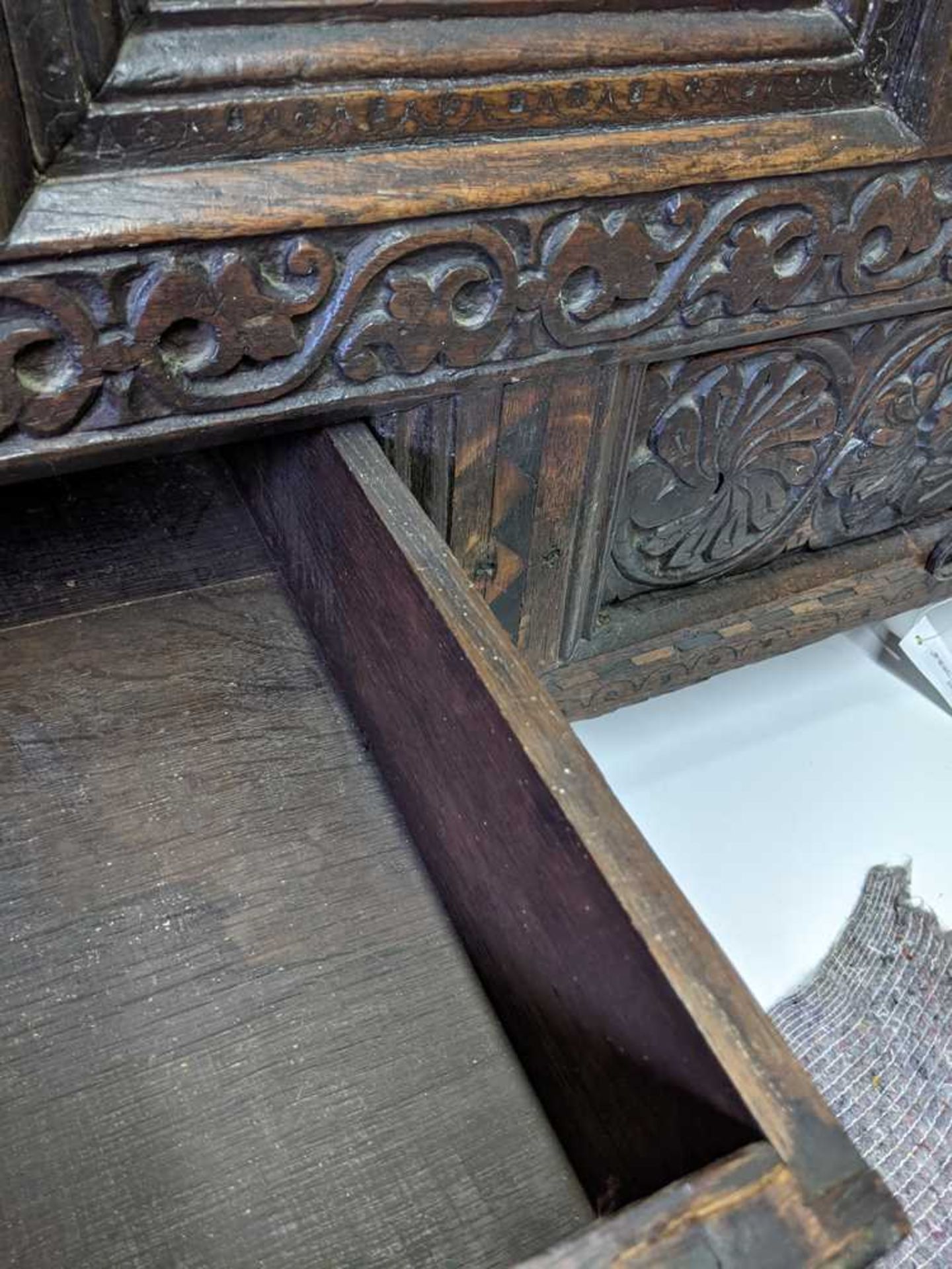 CARVED OAK AND MARQUETRY MULE CHEST 17TH CENTURY - Bild 16 aus 24