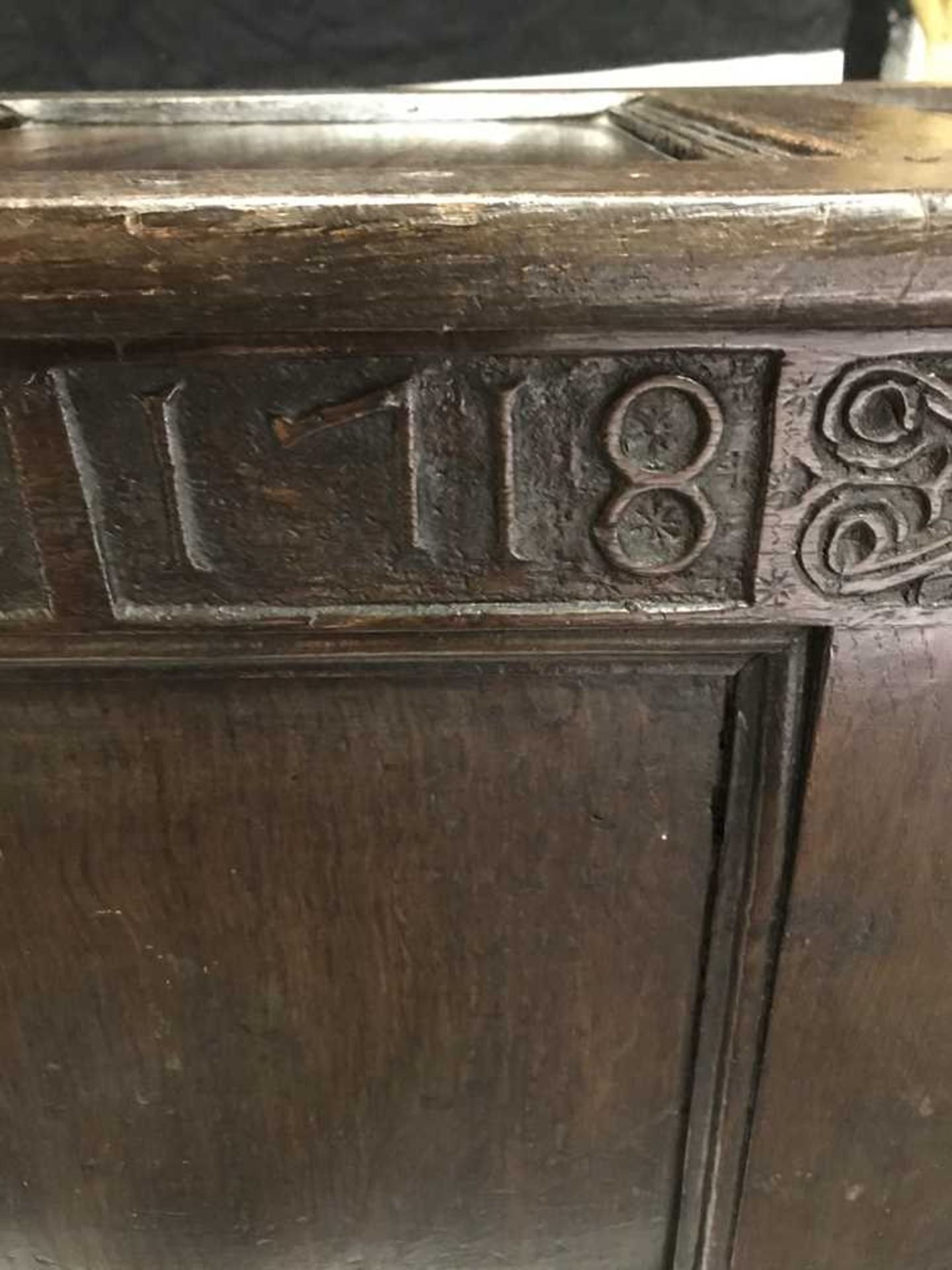 EARLY GEORGIAN THREE PANEL OAK COFFER DATED 1718 - Bild 4 aus 15