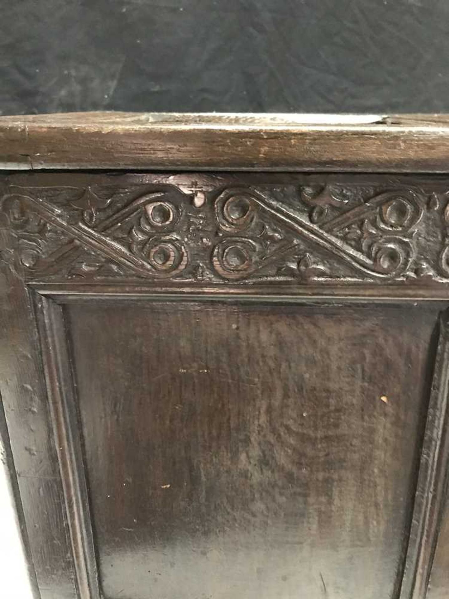 EARLY GEORGIAN THREE PANEL OAK COFFER DATED 1718 - Bild 8 aus 15