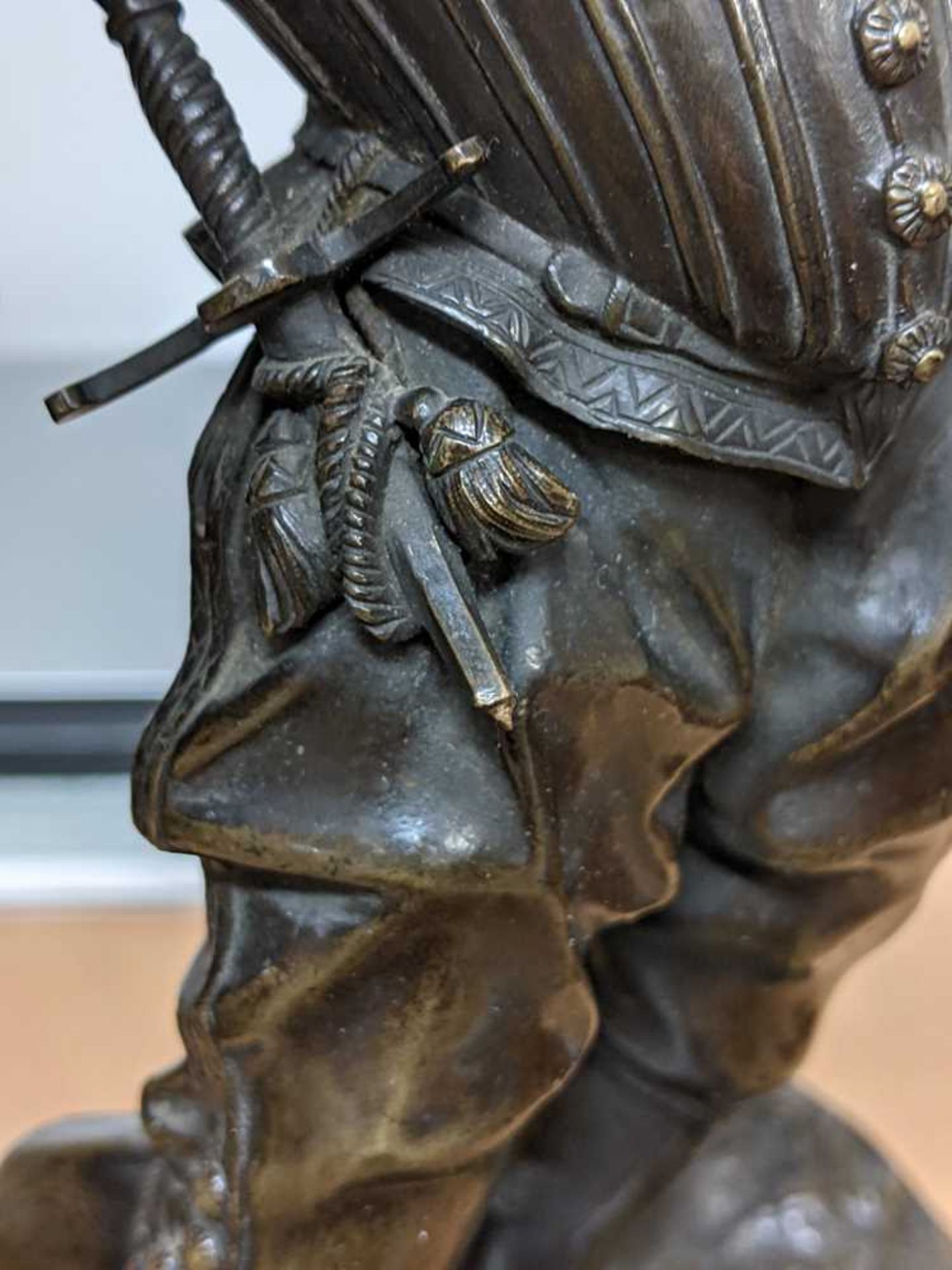 CONTINENTAL BRONZE FIGURE OF A LANDSKNECHT DRUMMER 19TH CENTURY - Bild 13 aus 17