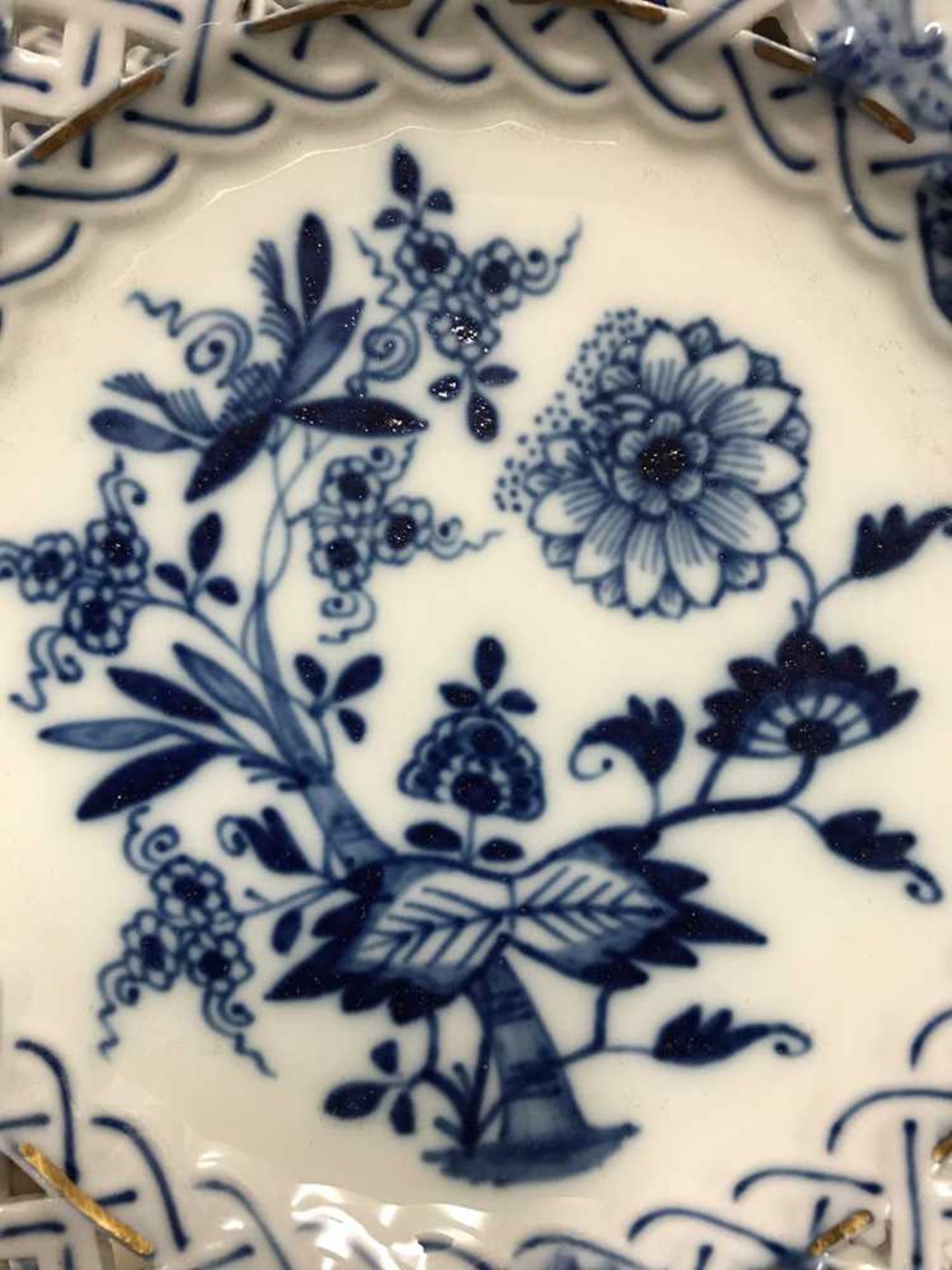 MEISSEN BLUE AND WHITE 'ONION' PATTERN RETICULATED DESSERT SERVICE LATE 19TH CENTURY AND LATER - Image 5 of 23