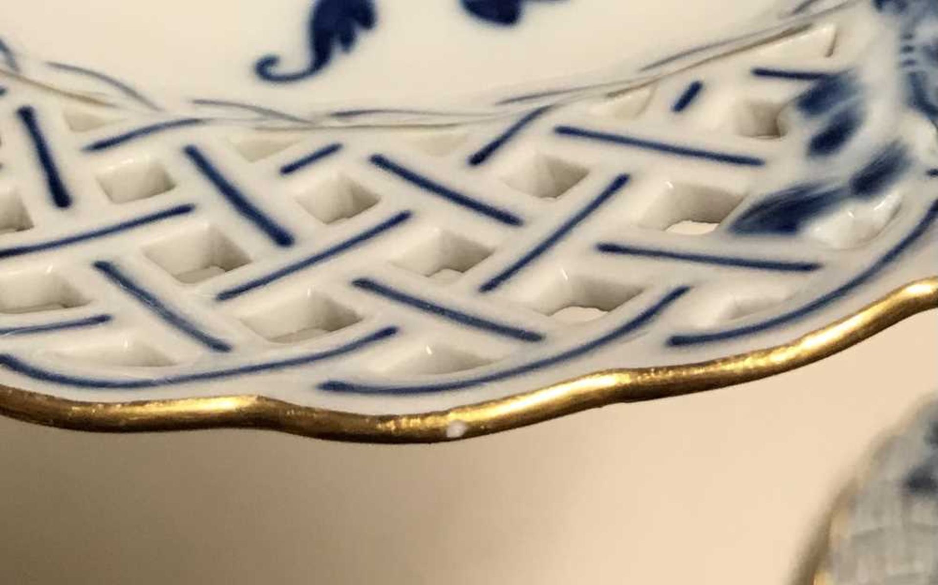 MEISSEN BLUE AND WHITE 'ONION' PATTERN RETICULATED DESSERT SERVICE LATE 19TH CENTURY AND LATER - Image 2 of 23