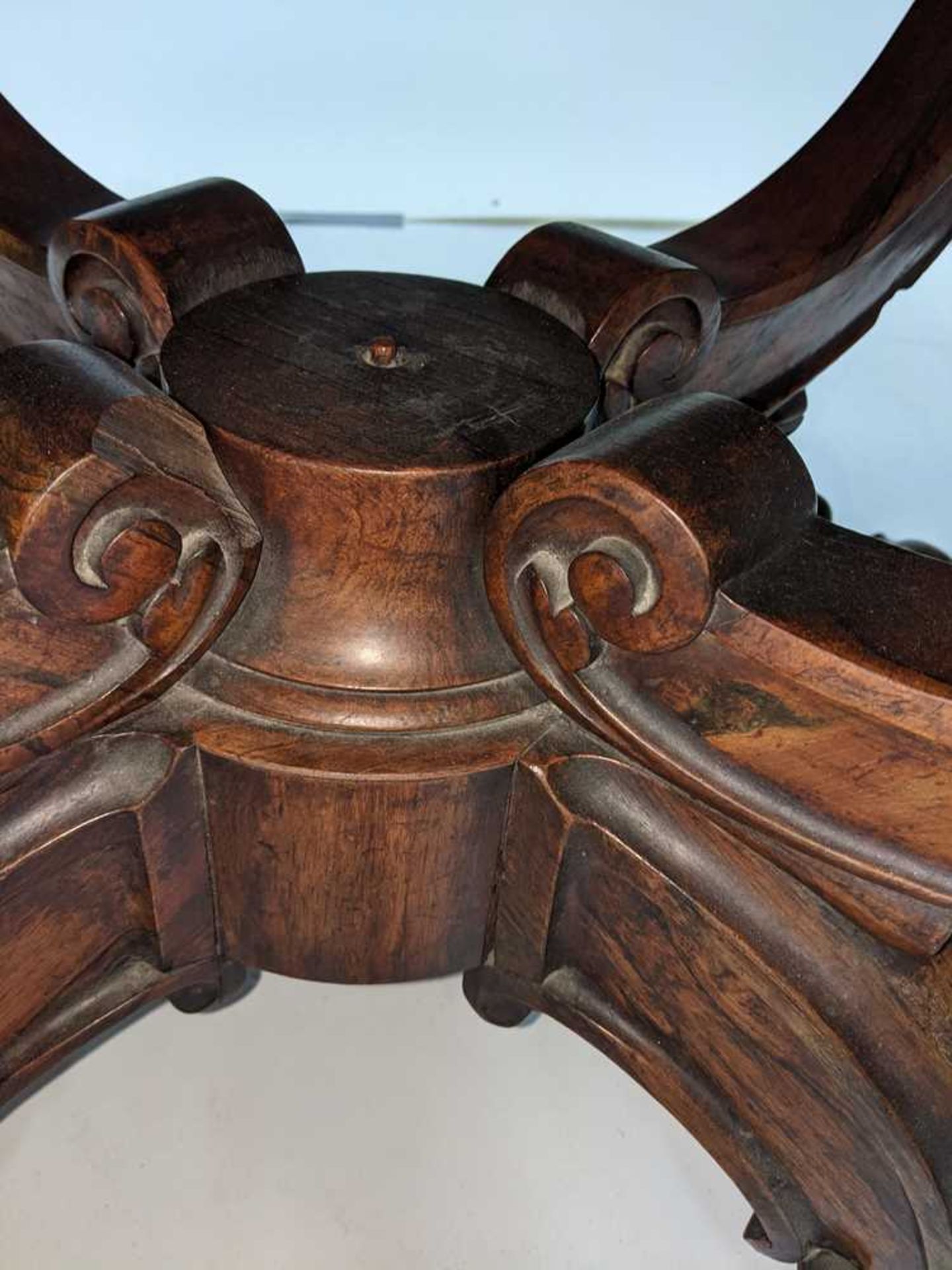 VICTORIAN ROSEWOOD CENTRE OR LOO TABLE MID 19TH CENTURY - Bild 2 aus 8