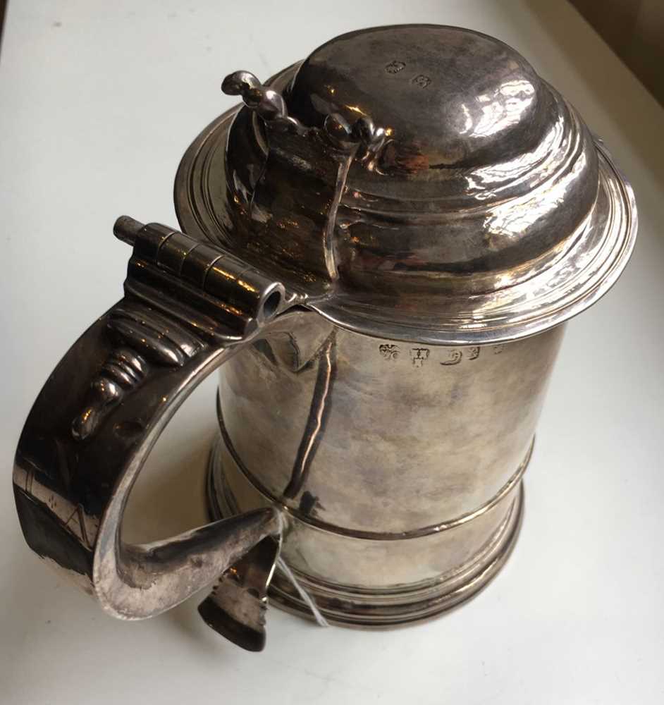 A Queen Anne English provincial lidded tankard - Image 10 of 13