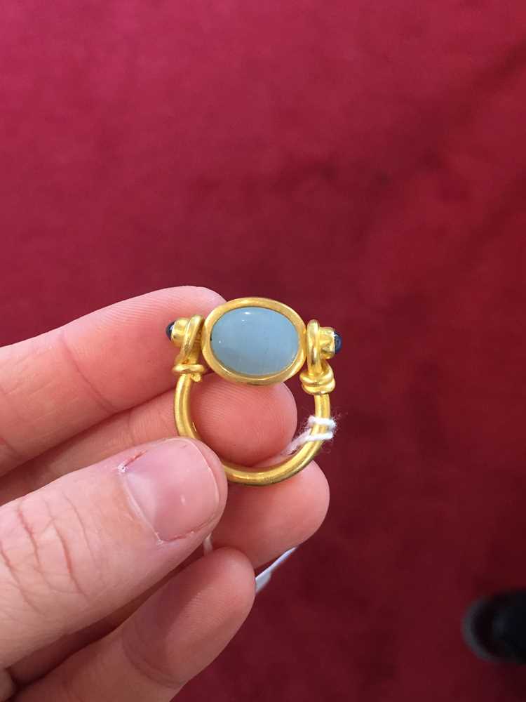 An aquamarine and sapphire ring - Image 4 of 8