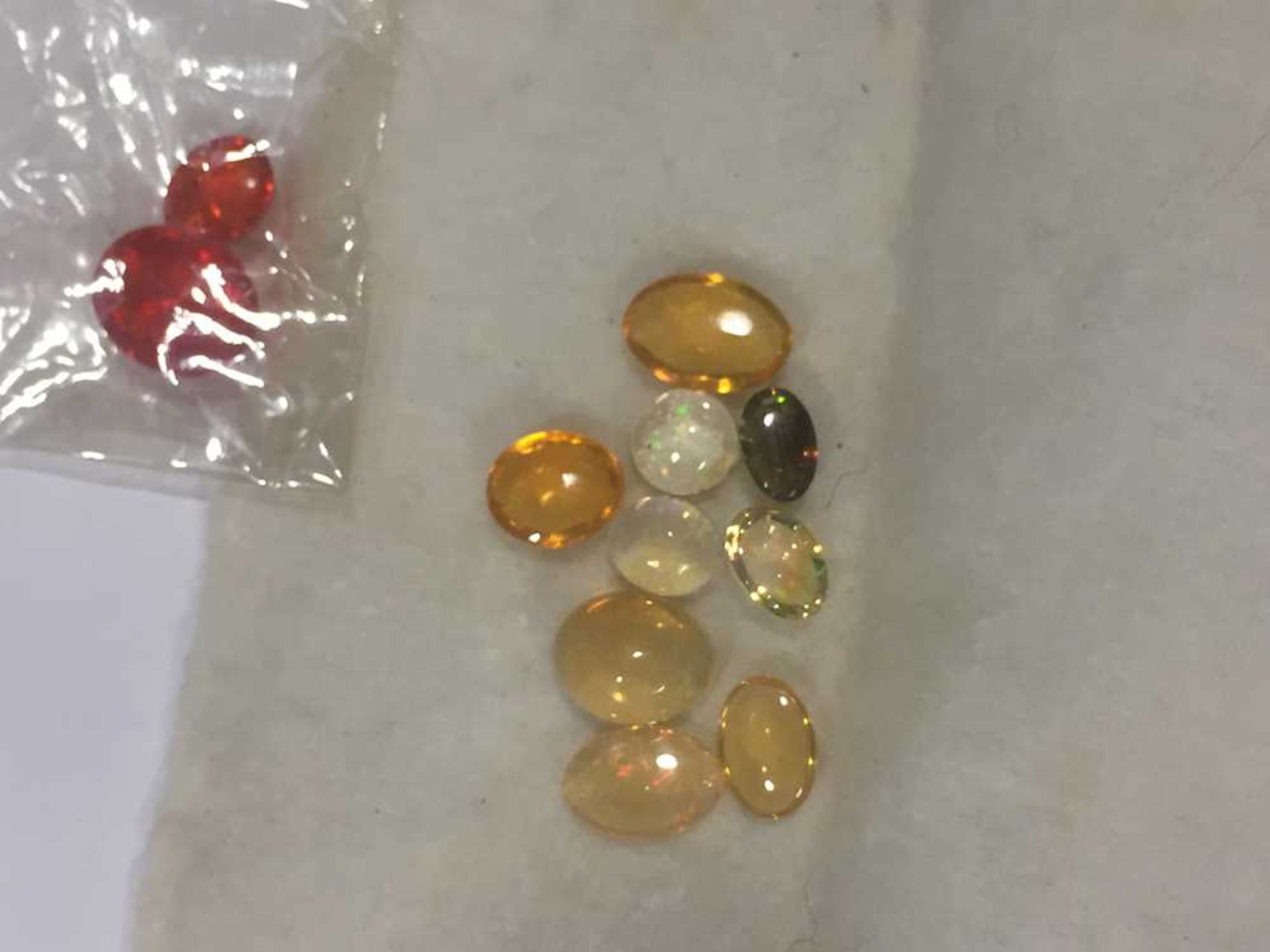 An unheated yellow sapphire and various loose gemstones - Bild 13 aus 18