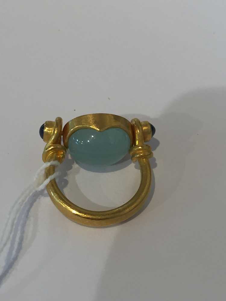 An aquamarine and sapphire ring - Image 3 of 8