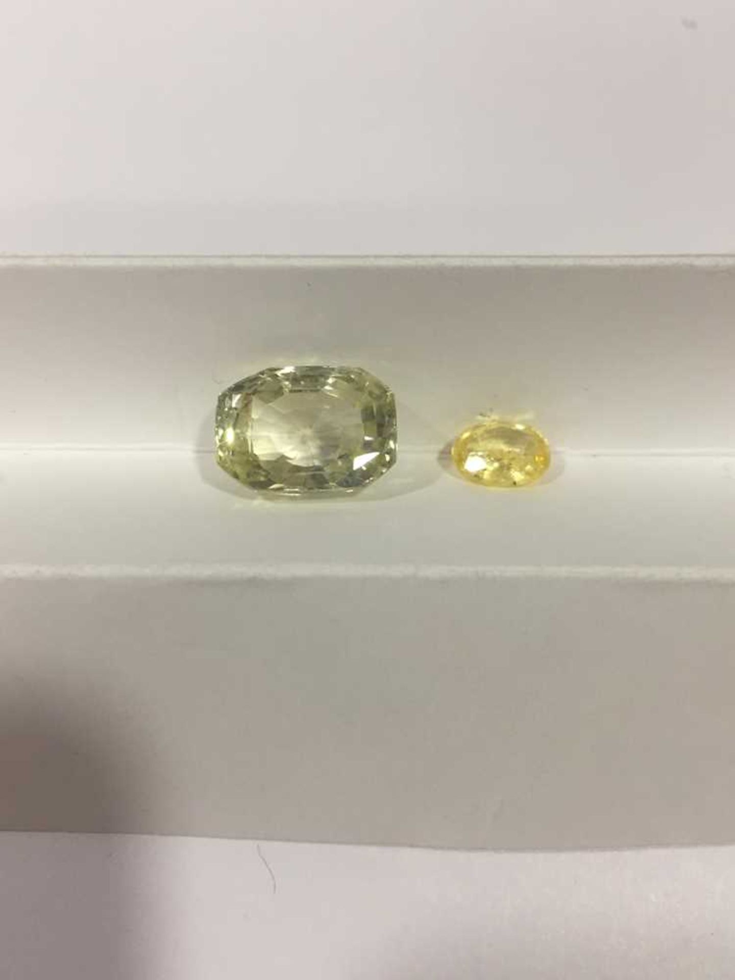 An unheated yellow sapphire and various loose gemstones - Bild 8 aus 18