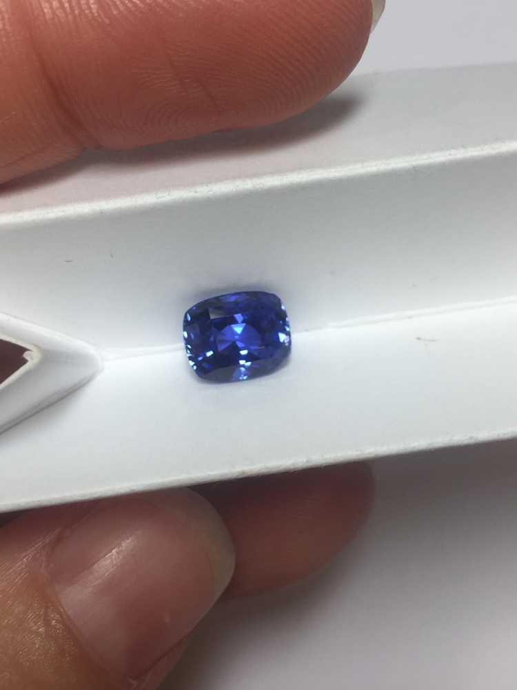 An unheated blue sapphire and various loose gemstones - Image 7 of 17