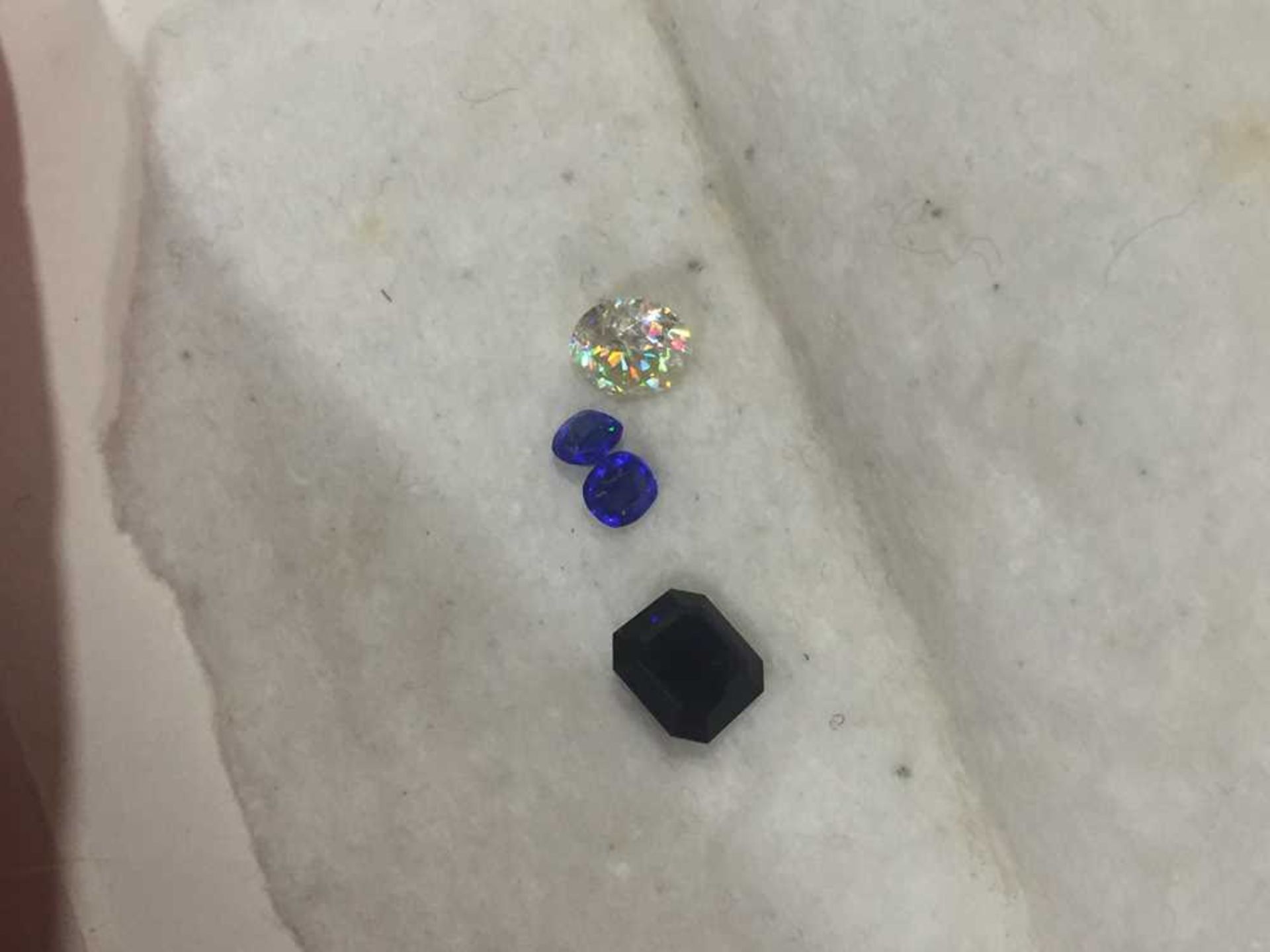 An unheated yellow sapphire and various loose gemstones - Bild 17 aus 18