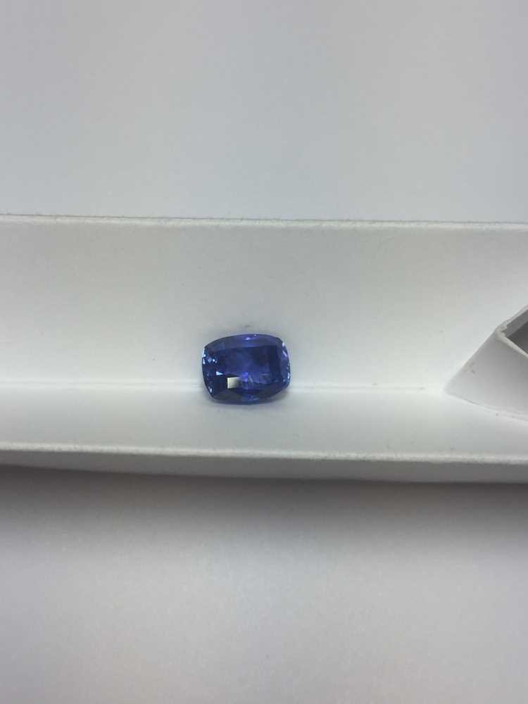 An unheated blue sapphire and various loose gemstones - Image 8 of 17