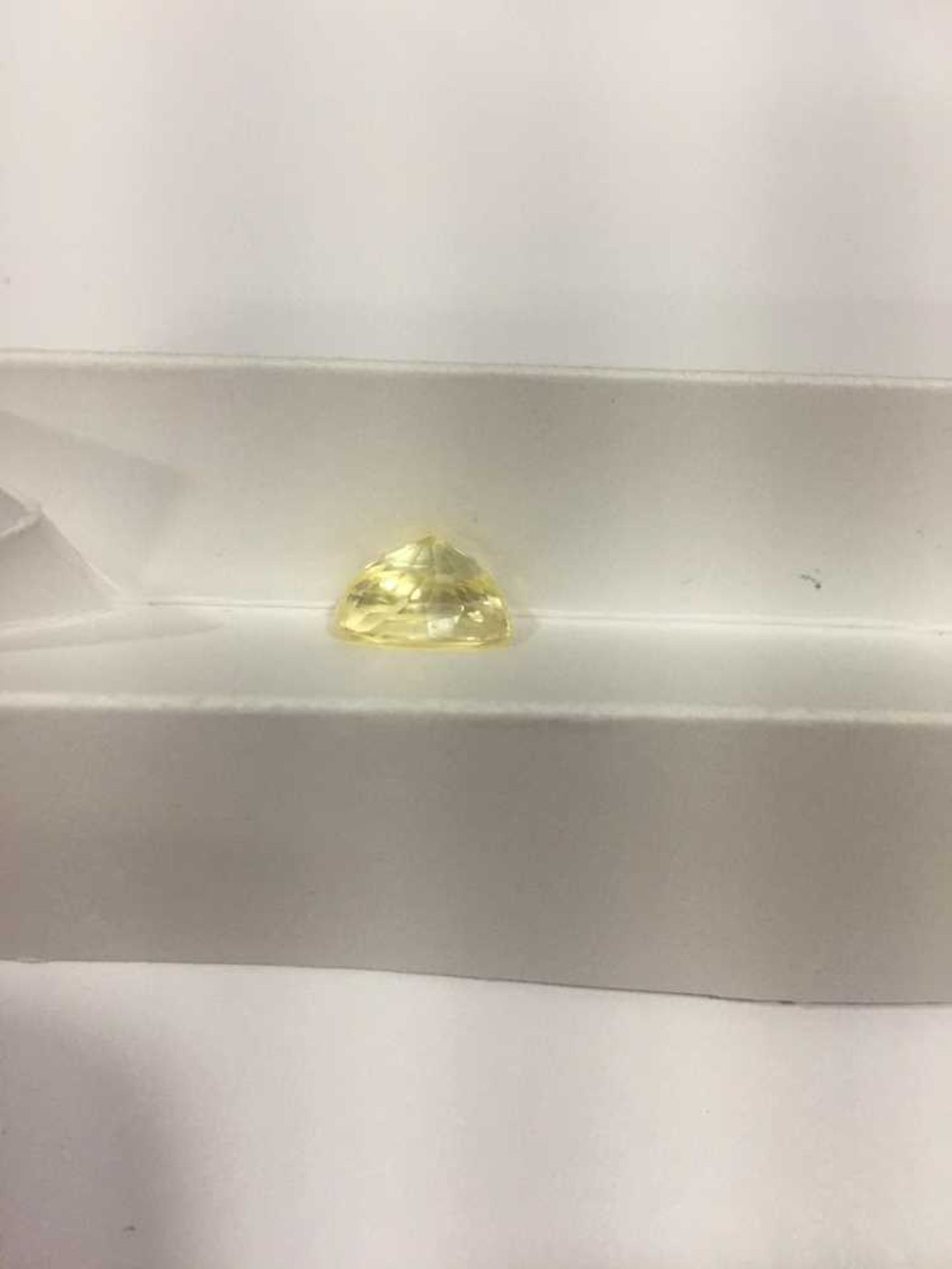 An unheated yellow sapphire and various loose gemstones - Bild 15 aus 18