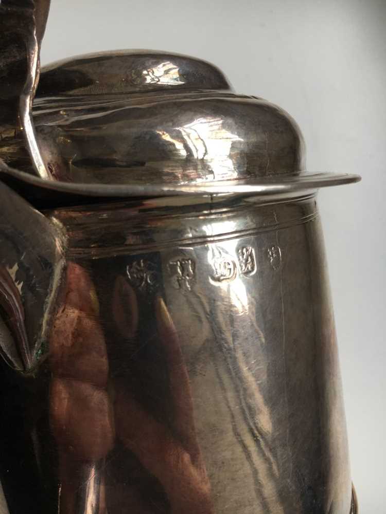 A Queen Anne English provincial lidded tankard - Image 6 of 13