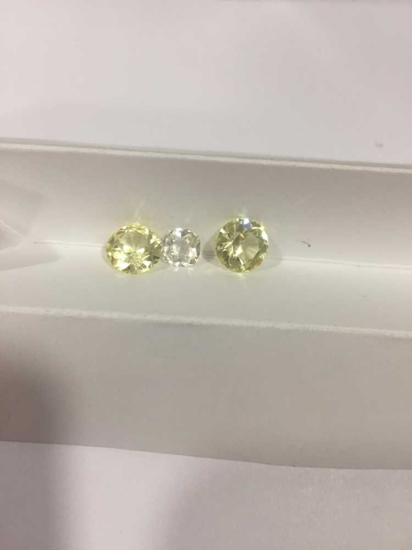 An unheated yellow sapphire and various loose gemstones - Bild 7 aus 18